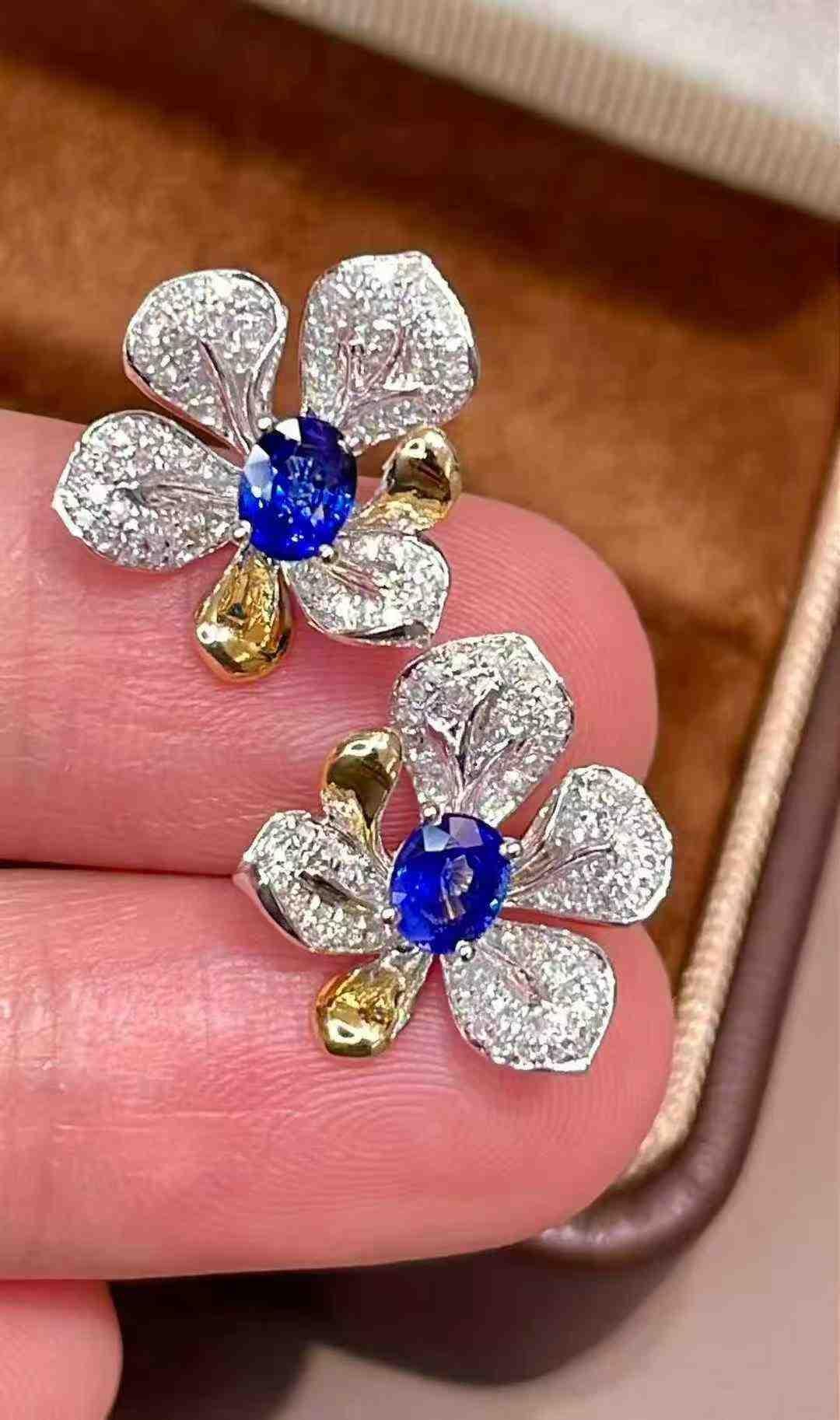 0.80ct Sapphire & 0.50ct White Diamond 18k White & Yellow Gold Stud Earrings en vente 6