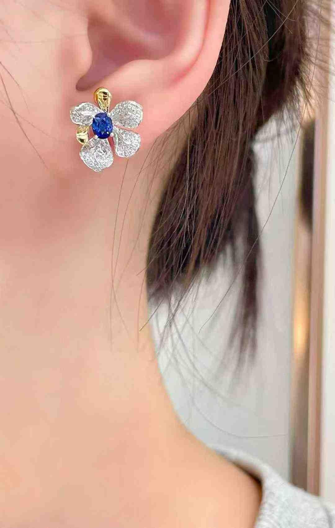 0.80ct Sapphire & 0.50ct White Diamond 18k White & Yellow Gold Stud Earrings en vente 7