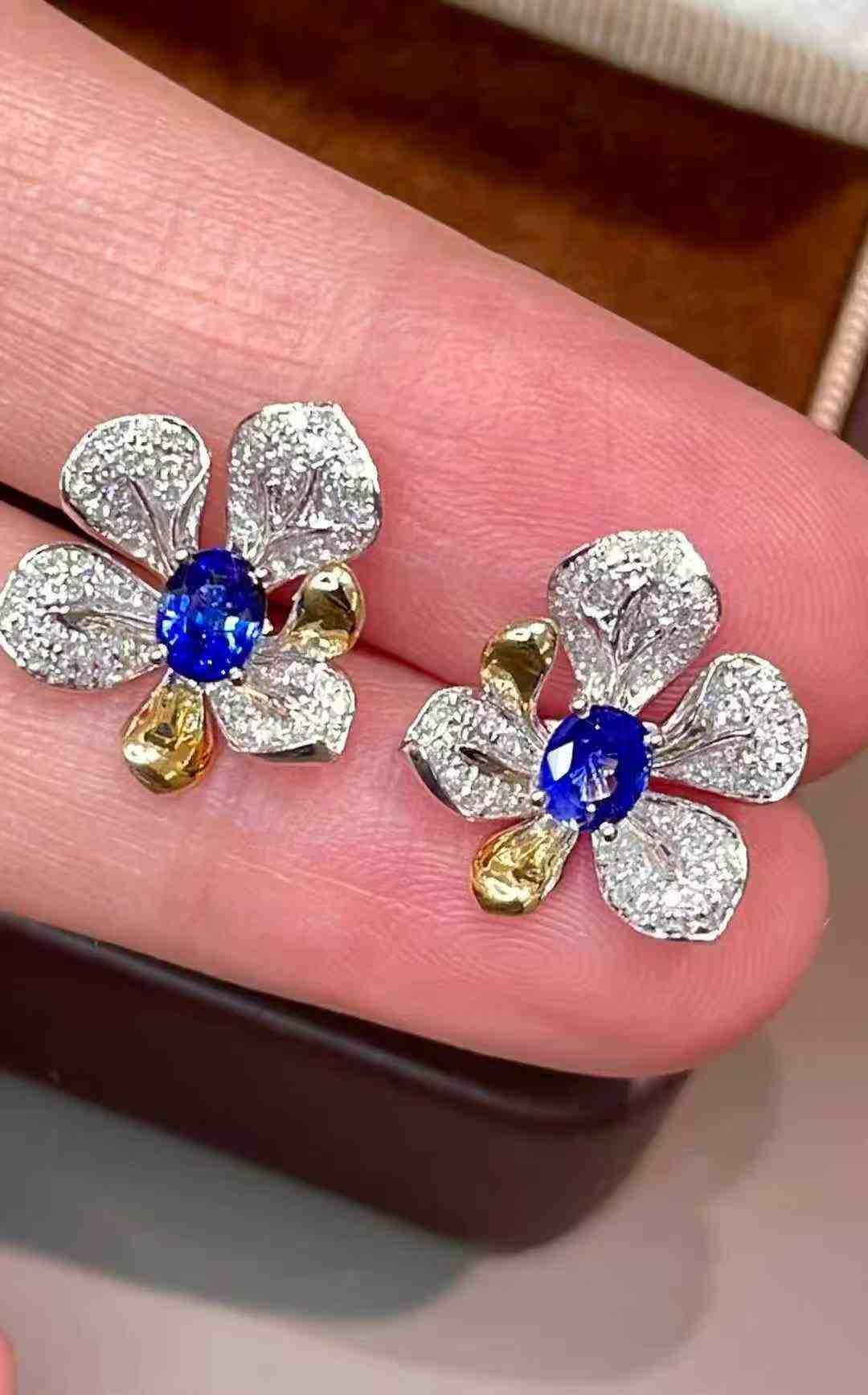 0.80ct Sapphire & 0.50ct White Diamond 18k White & Yellow Gold Stud Earrings en vente 2