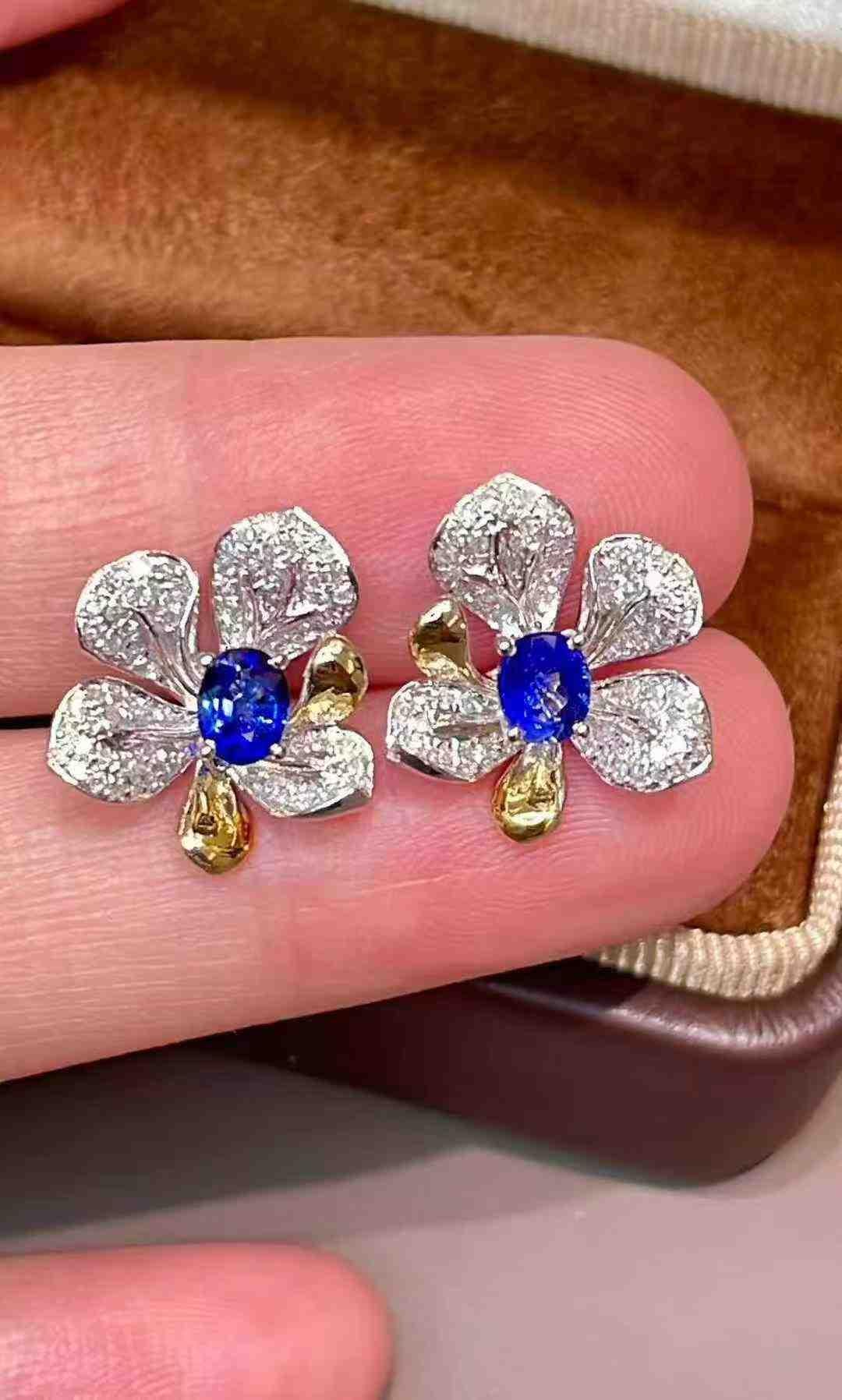 0.80ct Sapphire & 0.50ct White Diamond 18k White & Yellow Gold Stud Earrings en vente 3