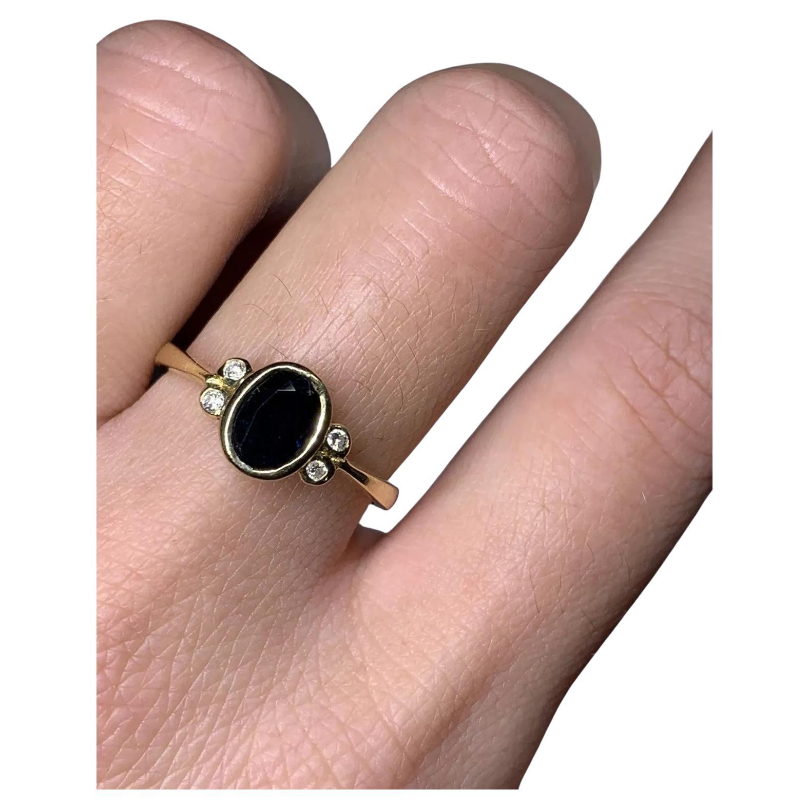 Cette magnifique bague est ornée d'un saphir de 0,80 carat dans une monture solitaire en or jaune 18 carats. La bague est également ornée de deux saphirs et diamants supplémentaires, ce qui en fait une bague d'éternité ou de fiançailles parfaite