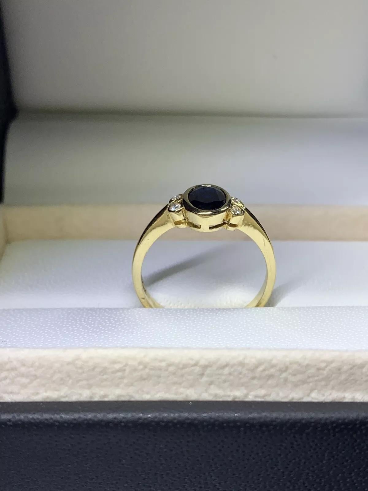 Taille ovale Bague de fiançailles en or jaune 18k de 0,80ct avec un diamant saphir. en vente