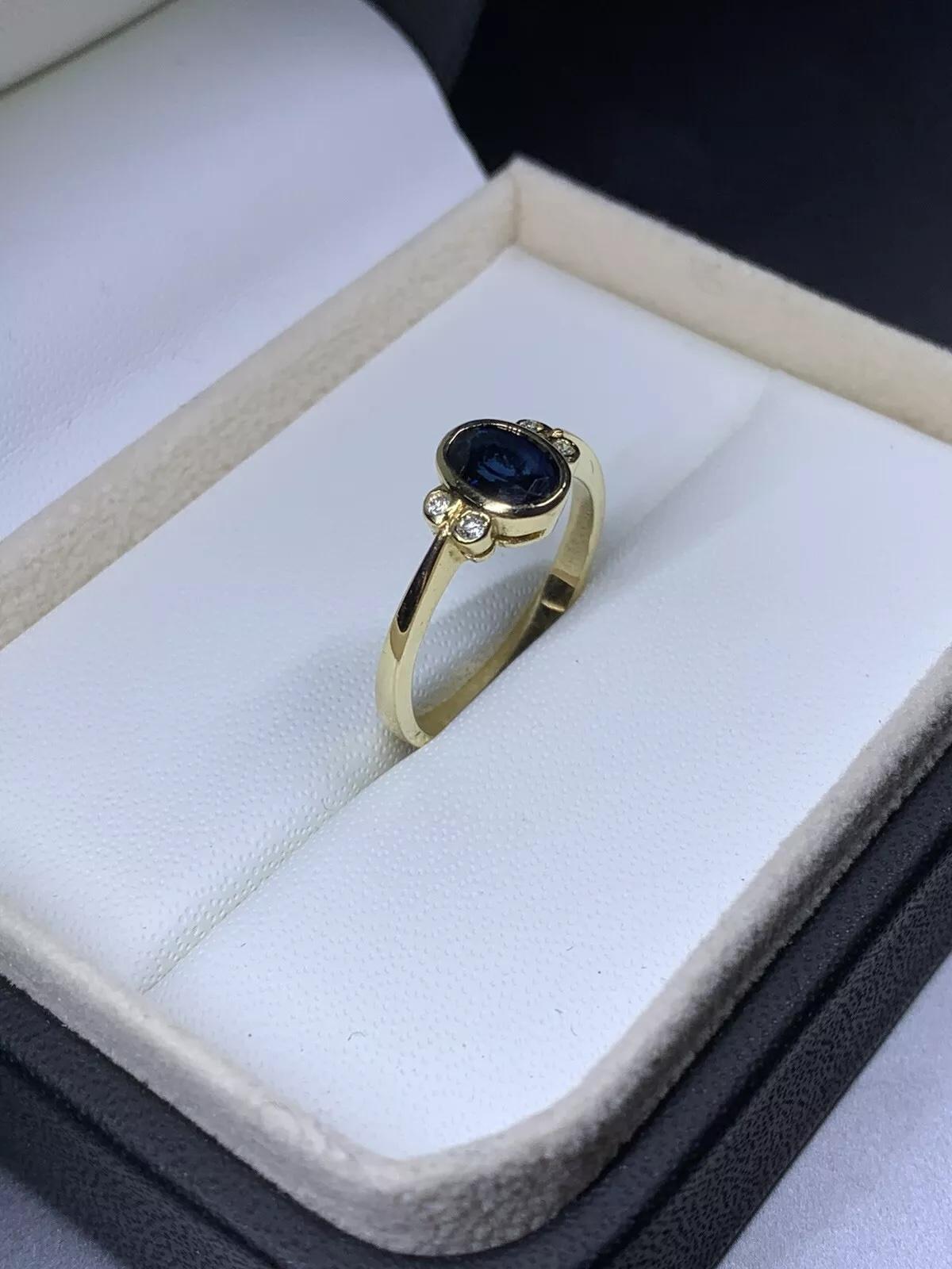 Femenino o masculino Anillo de compromiso de diamantes Zafiro de 0,80 ct en oro amarillo de 18k. en venta