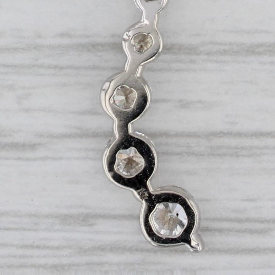Taglio rotondo Collana con ciondolo Journey con diamante da 0,80ctw in oro bianco 14k con catena a cavo da 17,75