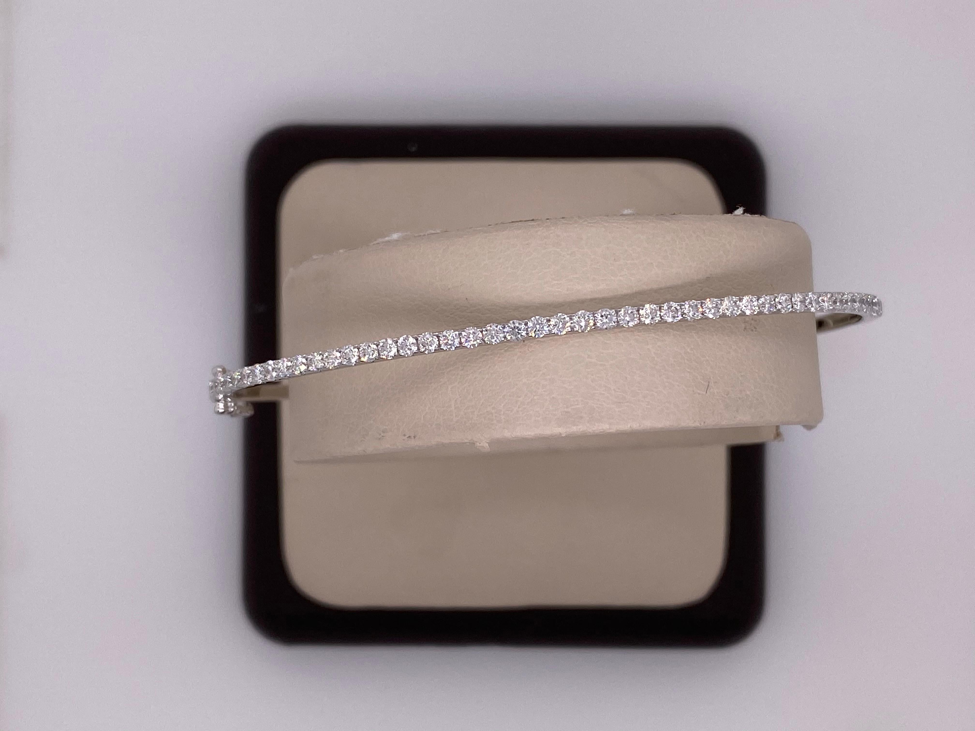 Round Cut 0.80 Carat Round Brilliant Diamond 18 Karat White Gold Bangle Bracelet For Sale
