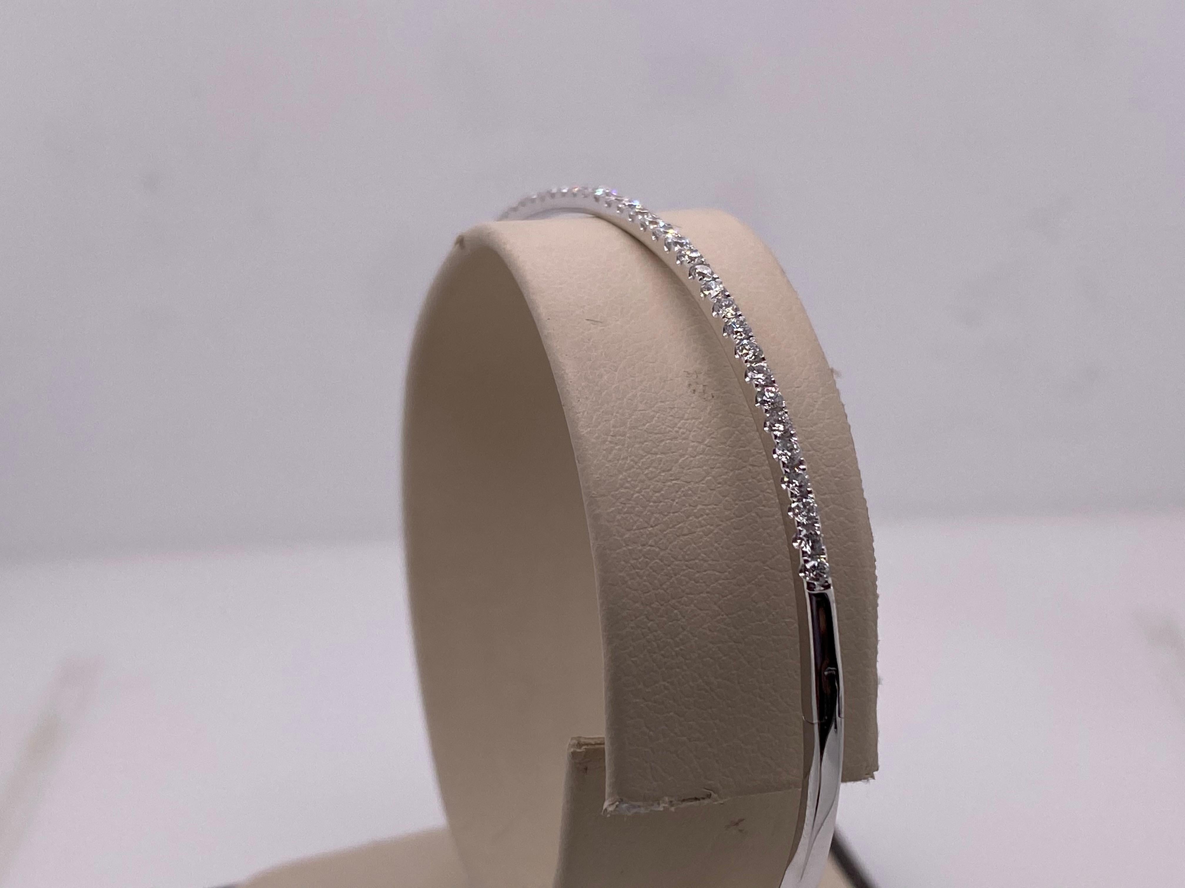 0.80 Carat Round Brilliant Diamond 18 Karat White Gold Bangle Bracelet In New Condition For Sale In Houston, TX