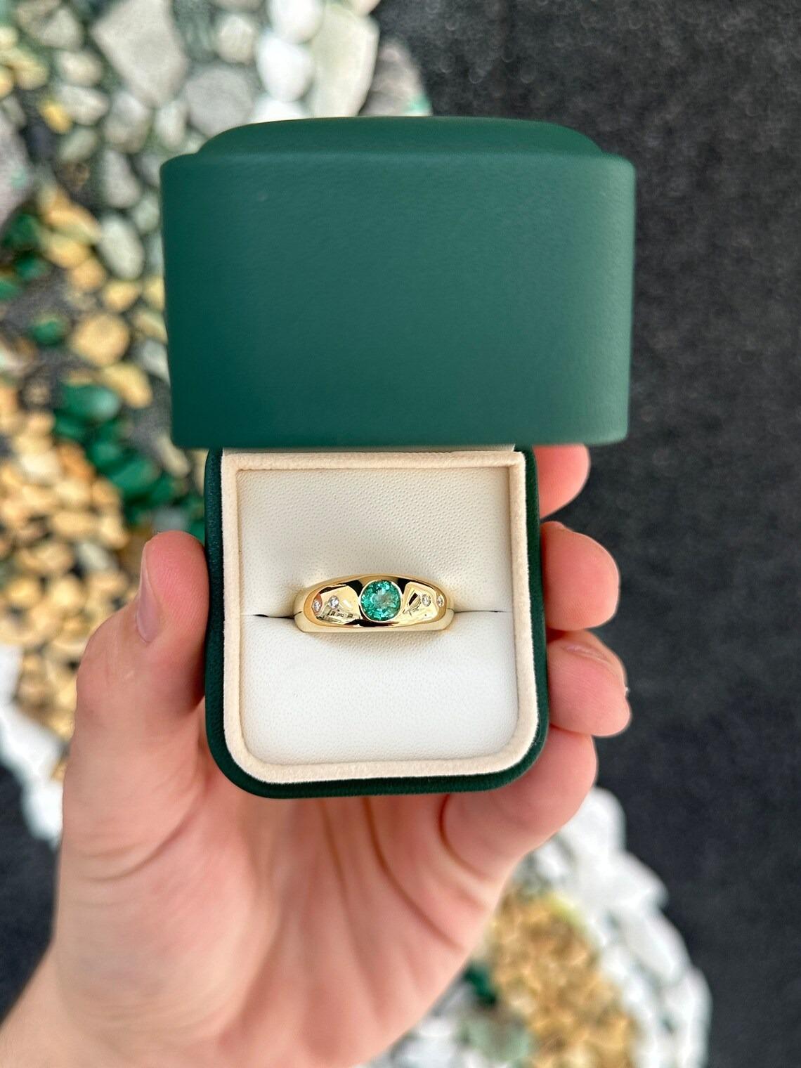 0.80tcw 18K Round Cut Emerald & Round Diamond Accent Unisex 5 Stone Gold Ring In New Condition For Sale In Jupiter, FL
