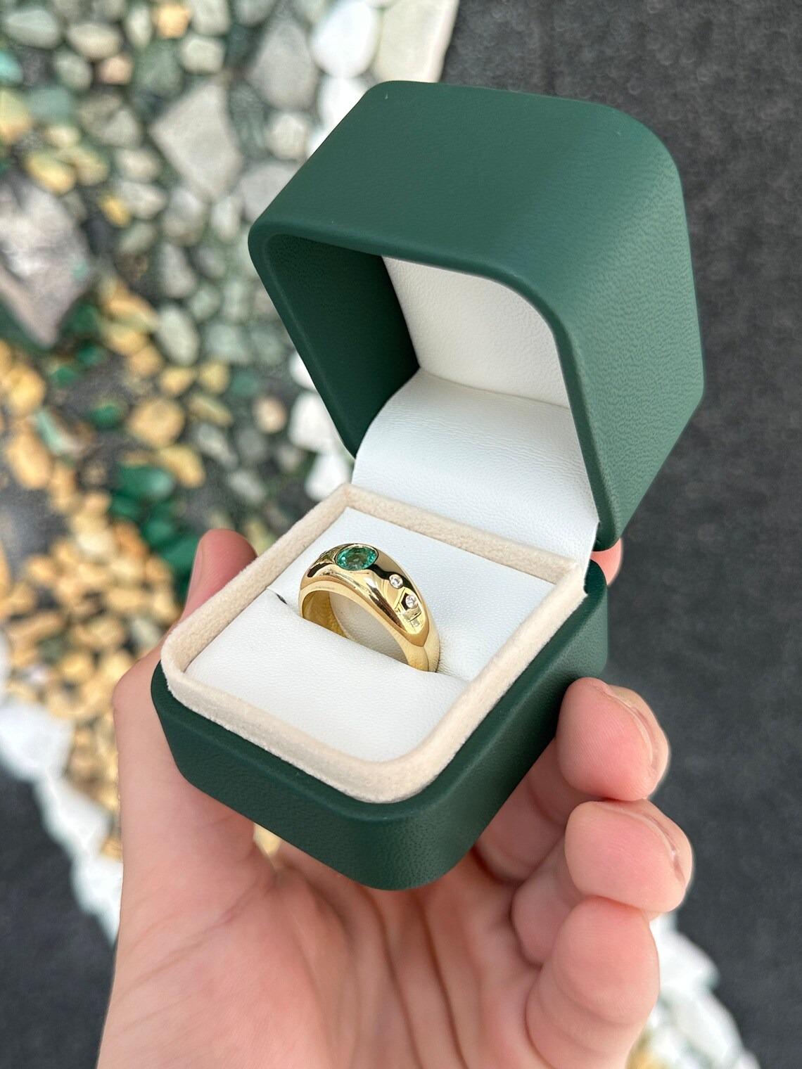 0.80tcw 18K Round Cut Emerald & Round Diamond Accent Unisex 5 Stone Gold Ring For Sale 2
