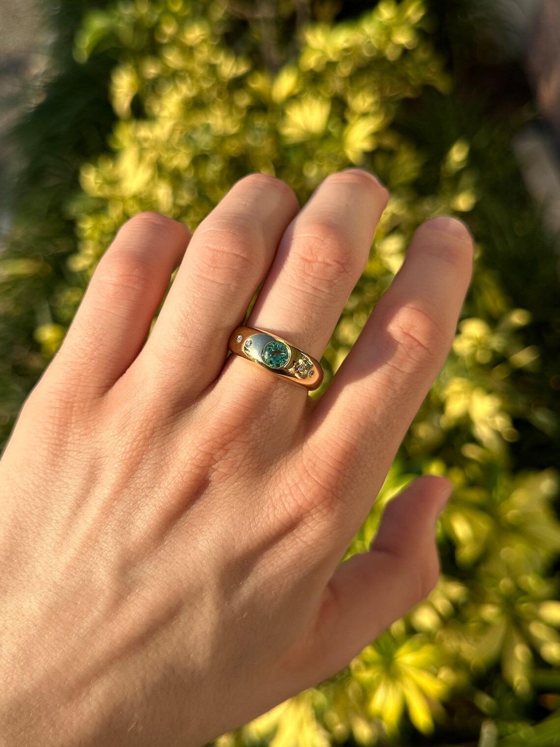 0.80tcw 18K Round Cut Emerald & Round Diamond Accent Unisex 5 Stone Gold Ring For Sale 3