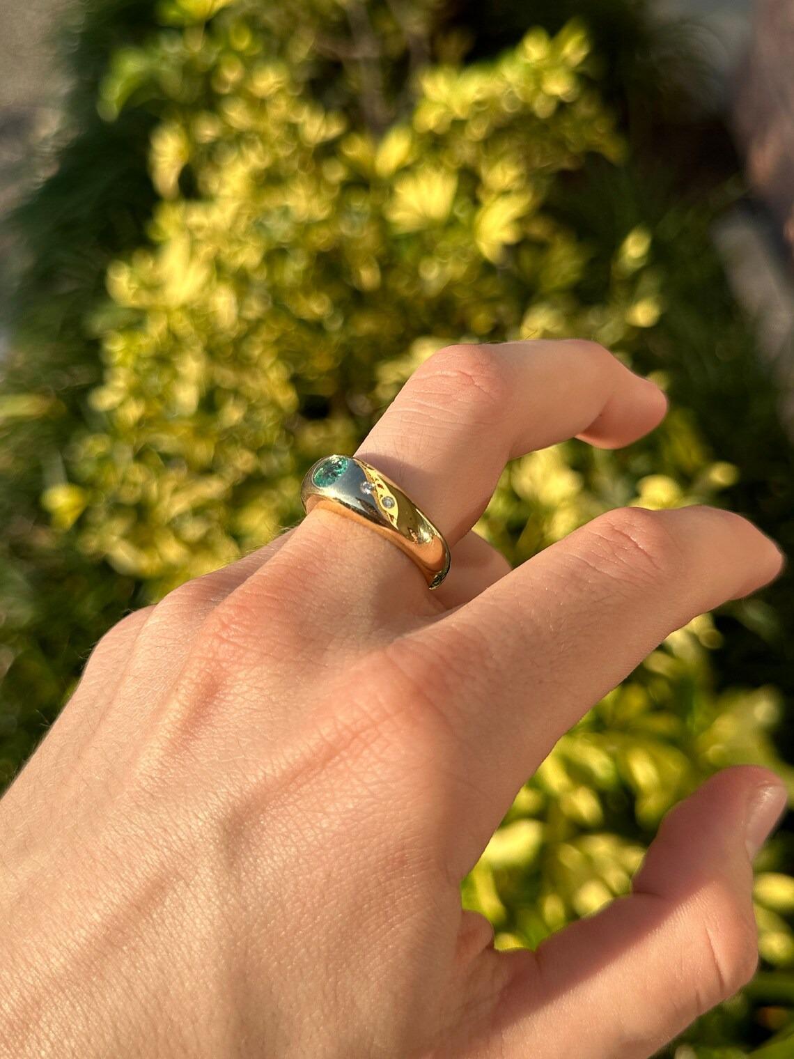 0.80tcw 18K Round Cut Emerald & Round Diamond Accent Unisex 5 Stone Gold Ring For Sale 4