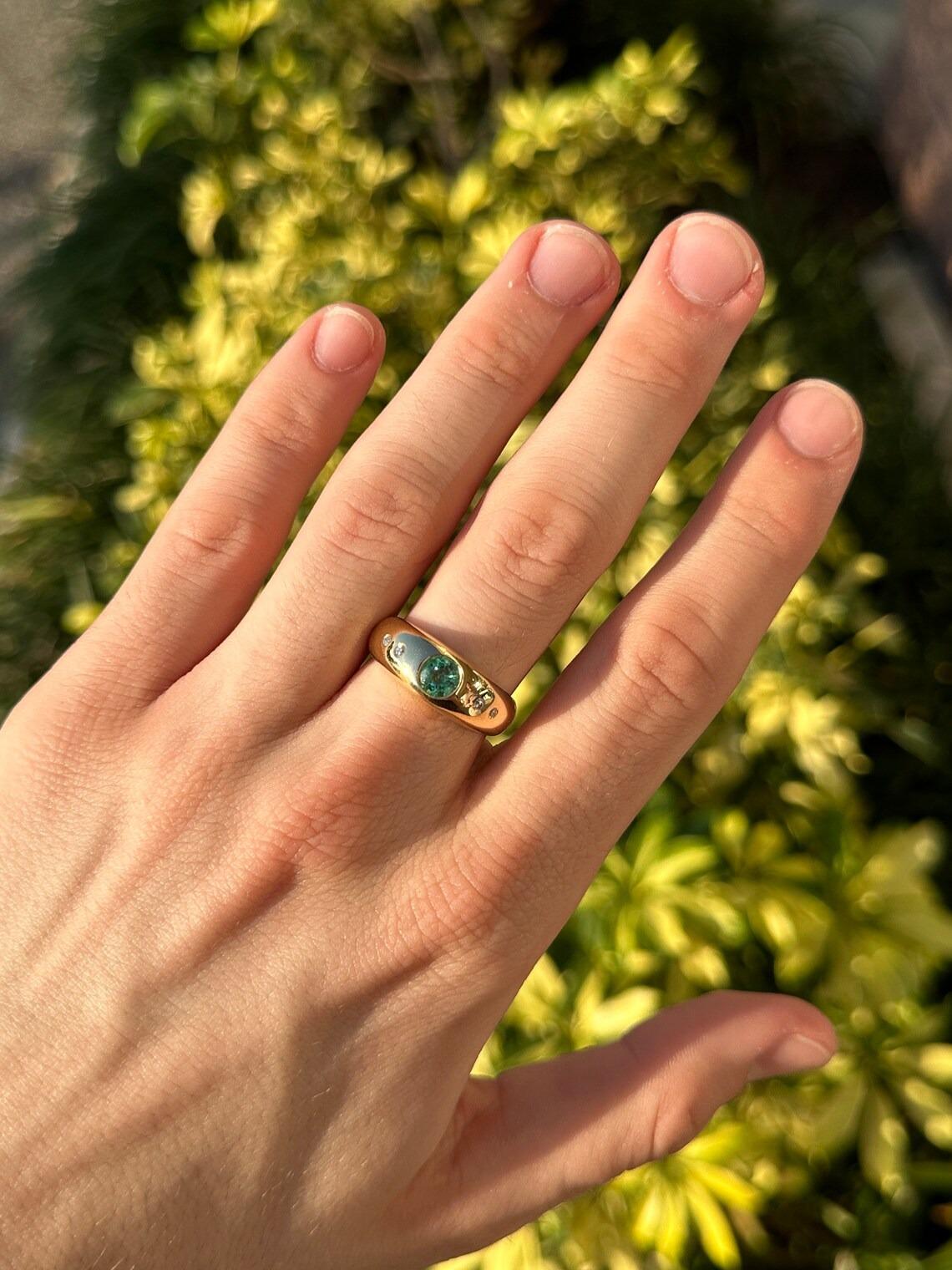 0.80tcw 18K Round Cut Emerald & Round Diamond Accent Unisex 5 Stone Gold Ring For Sale 5
