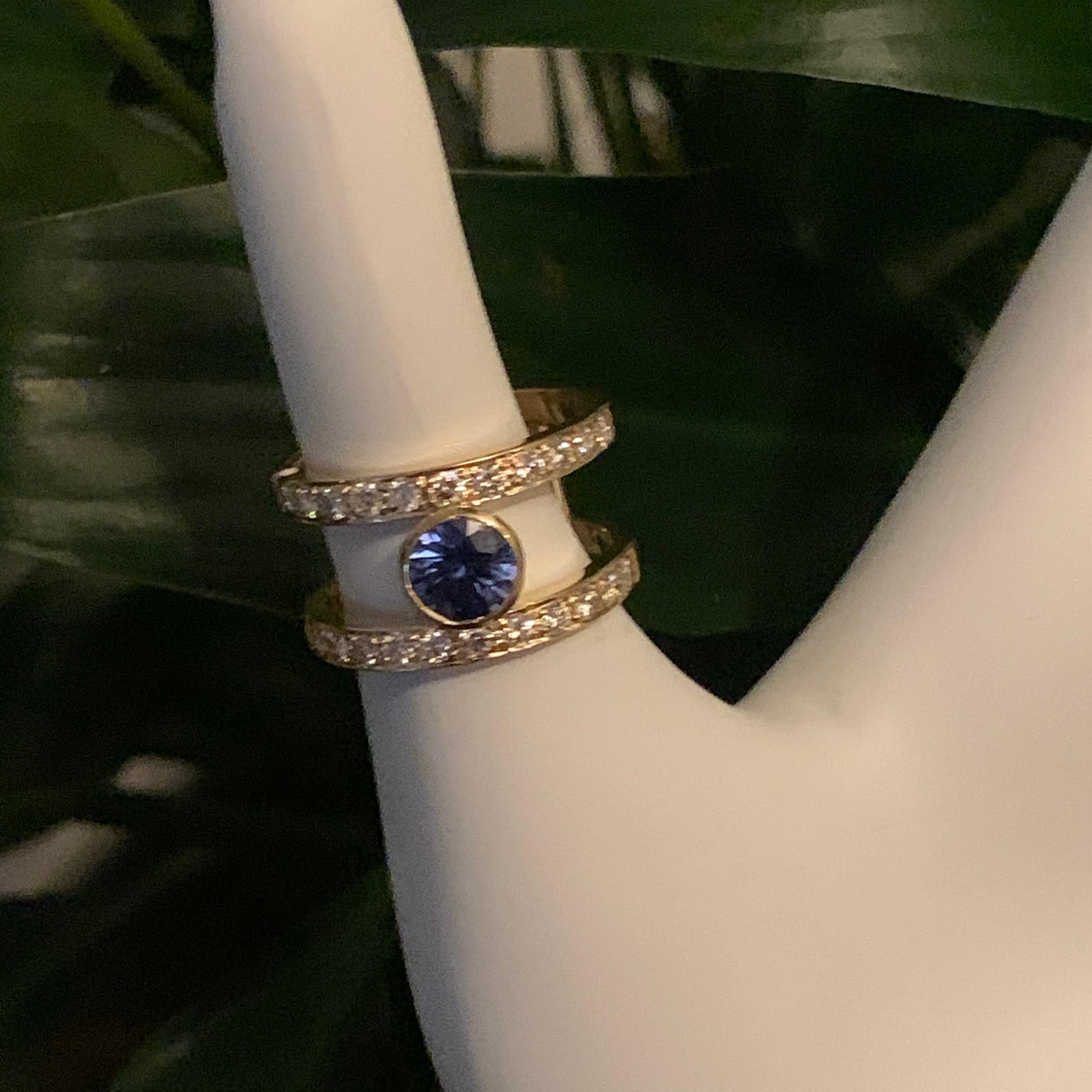 Round Cut 0.81 Carat Blue Sapphire and Diamond Gold Ring For Sale