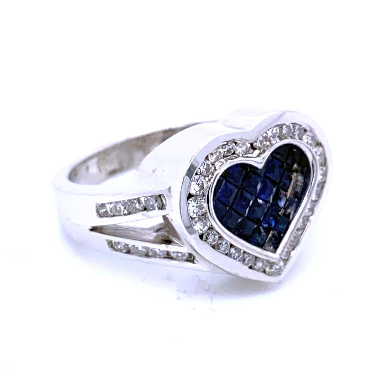 Taglio rotondo Anello con diamante da 0,81 carati e zaffiro blu da 0,92 carati in oro 18 carati con gambo diviso a cuore in vendita