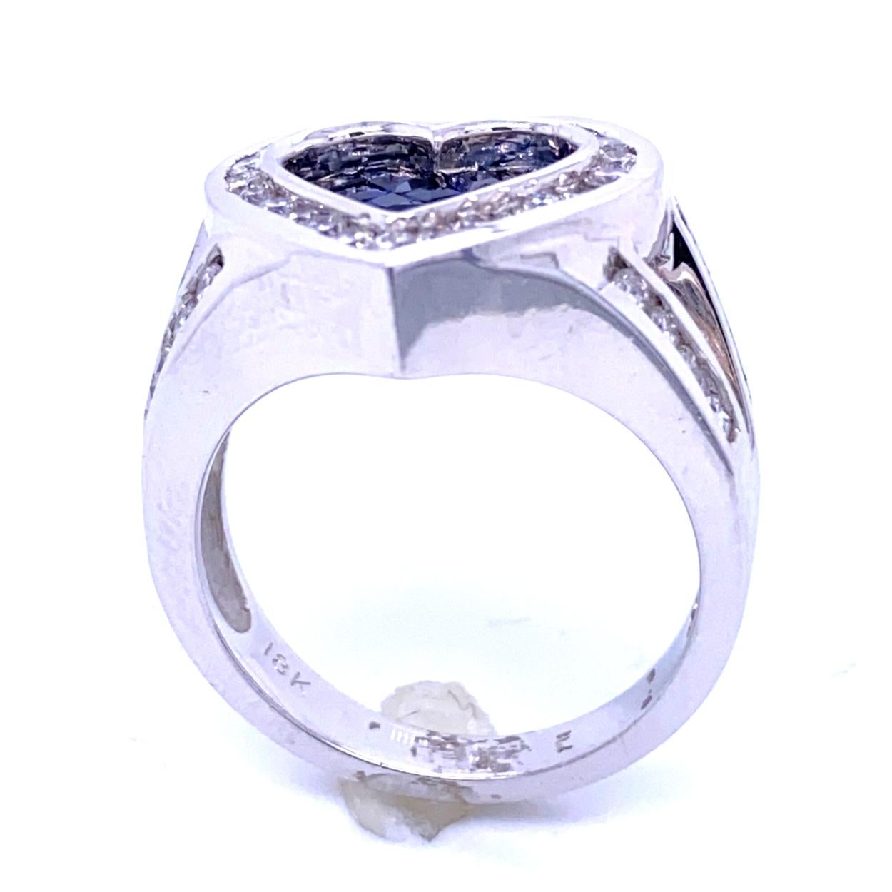 Donna Anello con diamante da 0,81 carati e zaffiro blu da 0,92 carati in oro 18 carati con gambo diviso a cuore in vendita