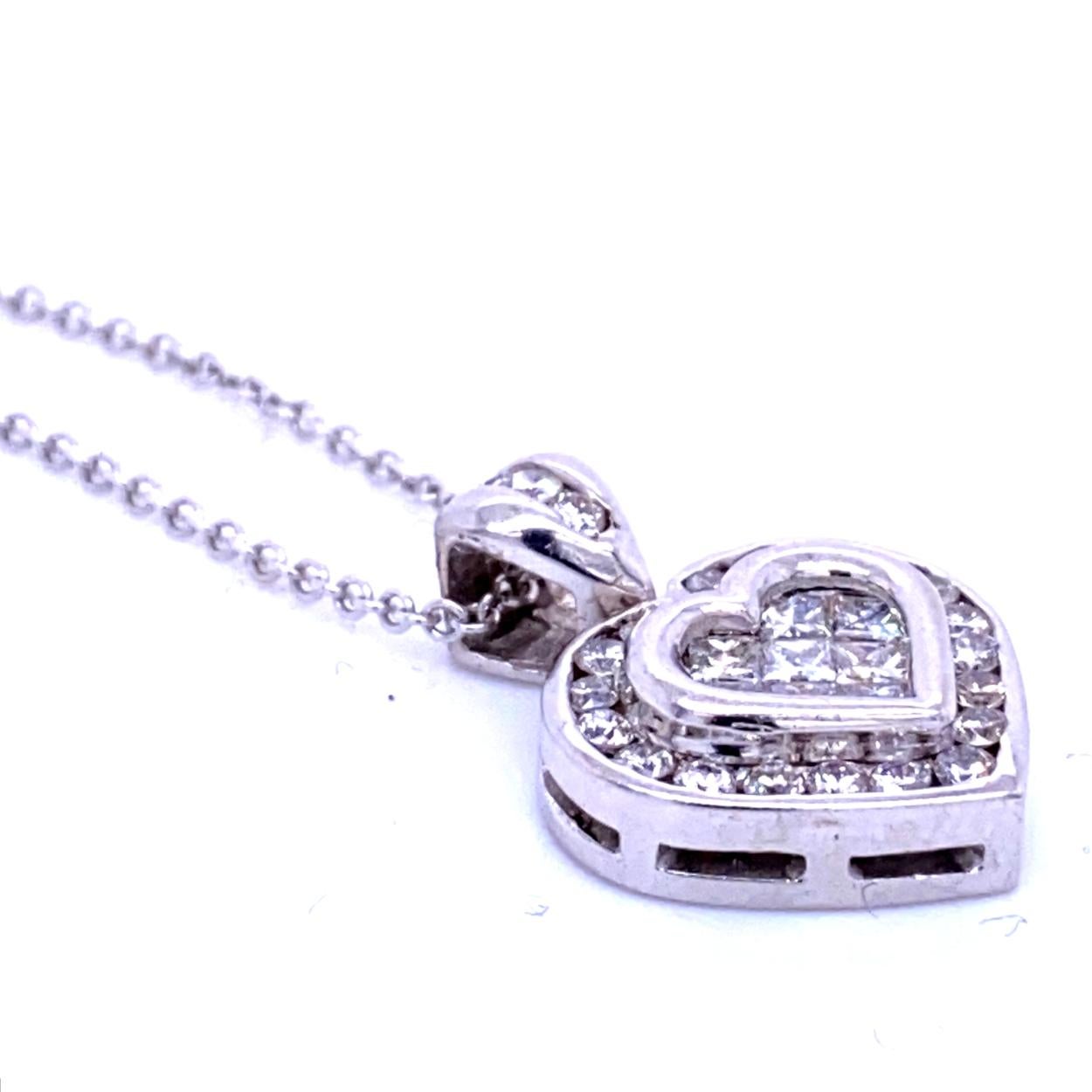 Round Cut 0.81 Carat Diamond 18 Karat Gold Hearts Pendant Necklace For Sale