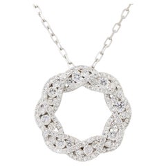 Collier pendentif circulaire en or 18 carats avec diamants pavés en forme de bretzel de 0,81 carat, en stock