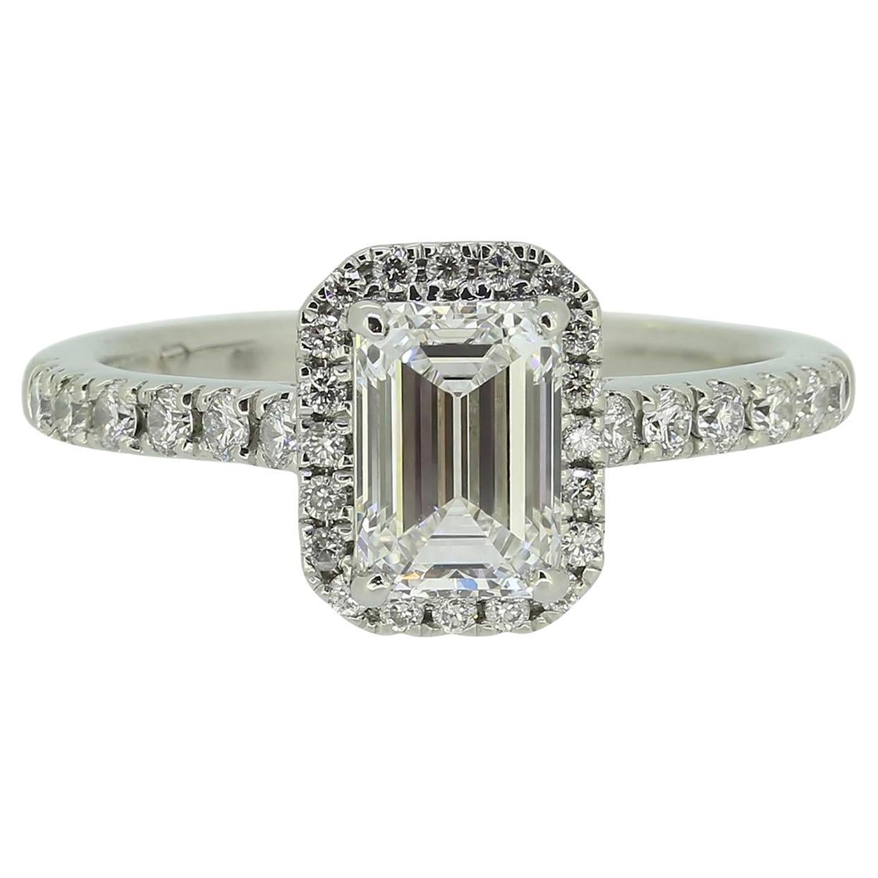 Bague de fiançailles en diamant taille émeraude de 0,81 carat