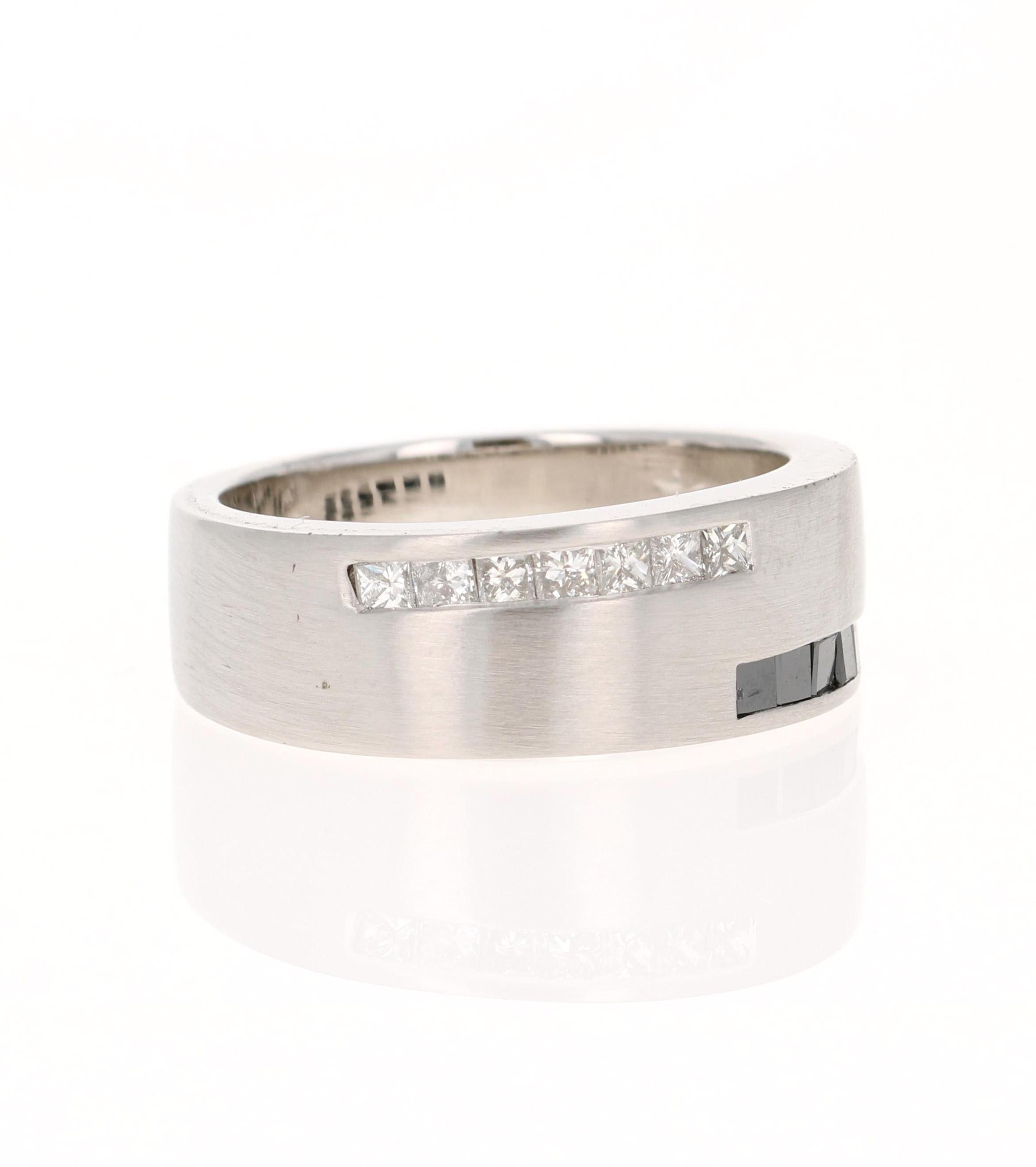 Dieser Ring ist mit 7 weißen Diamanten im Princess-Schliff mit einem Gewicht von 0,41 Karat und 7 schwarzen Diamanten im Princess-Schliff mit einem Gewicht von 0,40 Karat besetzt. Das Gesamtkaratgewicht des Rings beträgt 0,81 Karat. 

Es ist