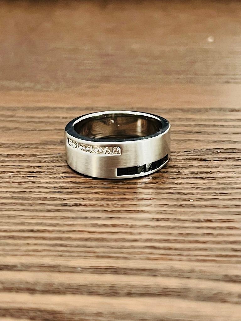 0,81 Karat weiß-schwarzer Diamantring für Herren aus 14 Karat Weißgold im Zustand „Neu“ in Los Angeles, CA