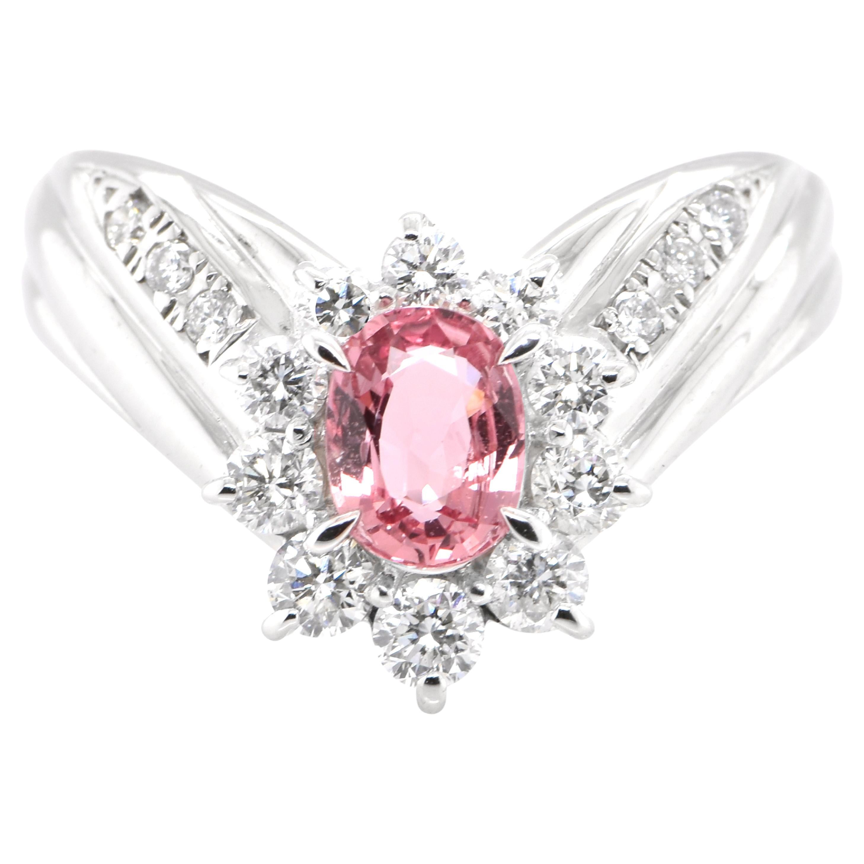 Bague en platine sertie d'un saphir padparadscha naturel de 0,81 carat et de diamants