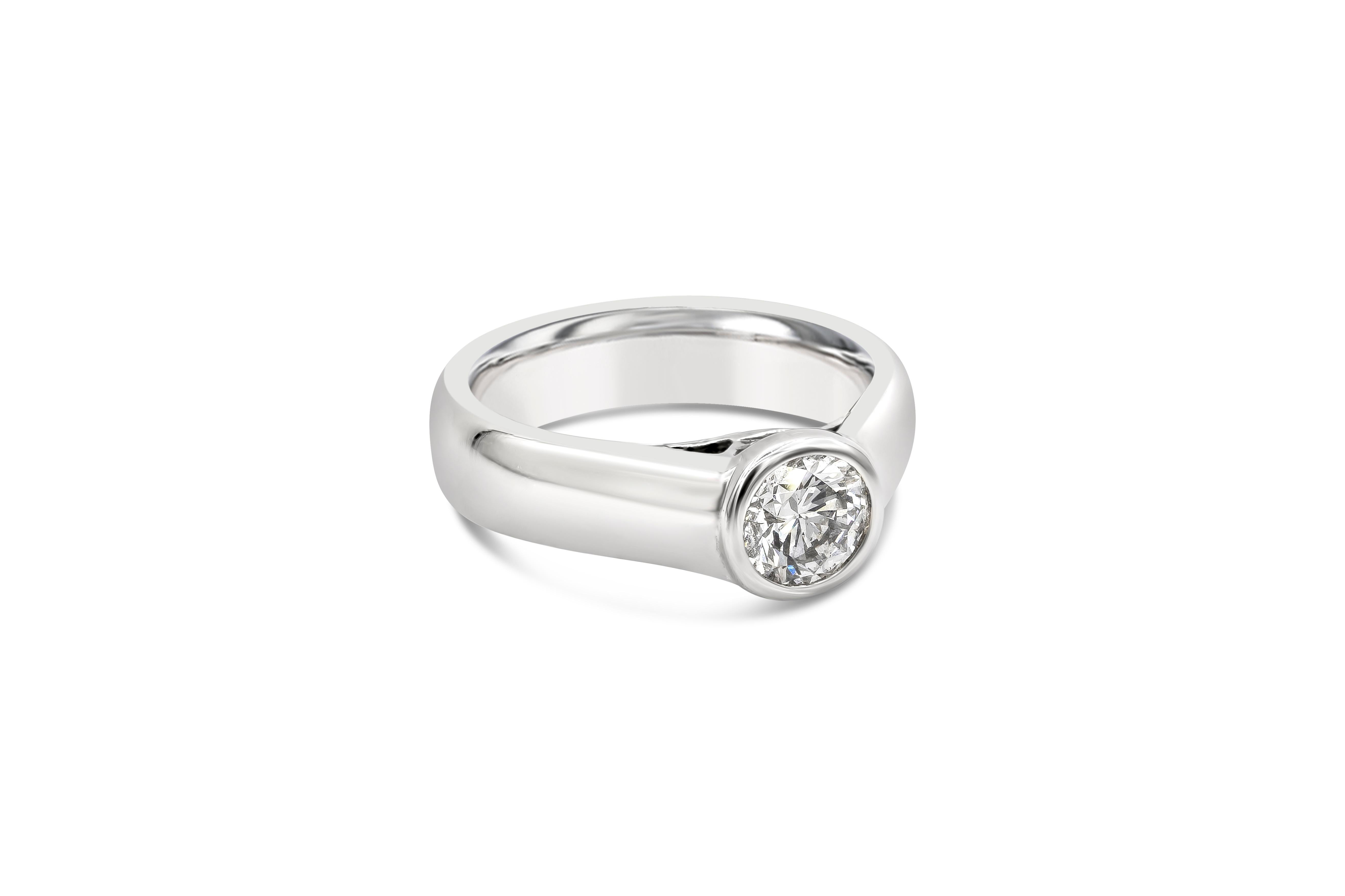 Une bague de fiançailles de style classique mettant en valeur un diamant rond de 0,81 carats de taille brillant, serti dans un chaton et un épais anneau en or blanc 18 carats. Le diamant est de couleur F et de pureté SI1. Taille 6.5 US