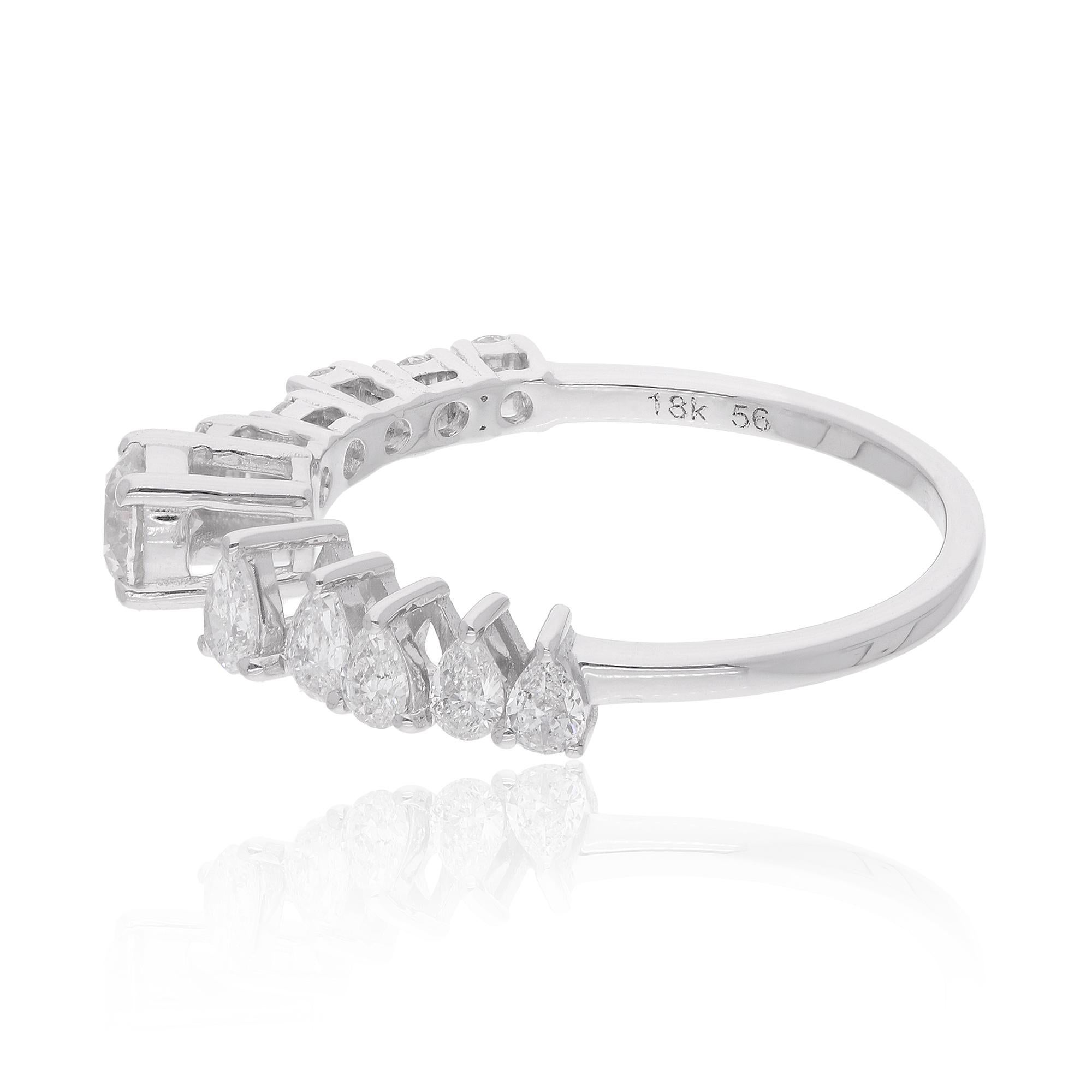 Une bague de manchette ornée d'un diamant de 0,81 carat de pureté SI et de couleur HI en or blanc 18 carats est un bijou magnifique et élégant. La bague présente généralement un seul diamant en guise de pièce maîtresse.

La bague est de taille 7 et