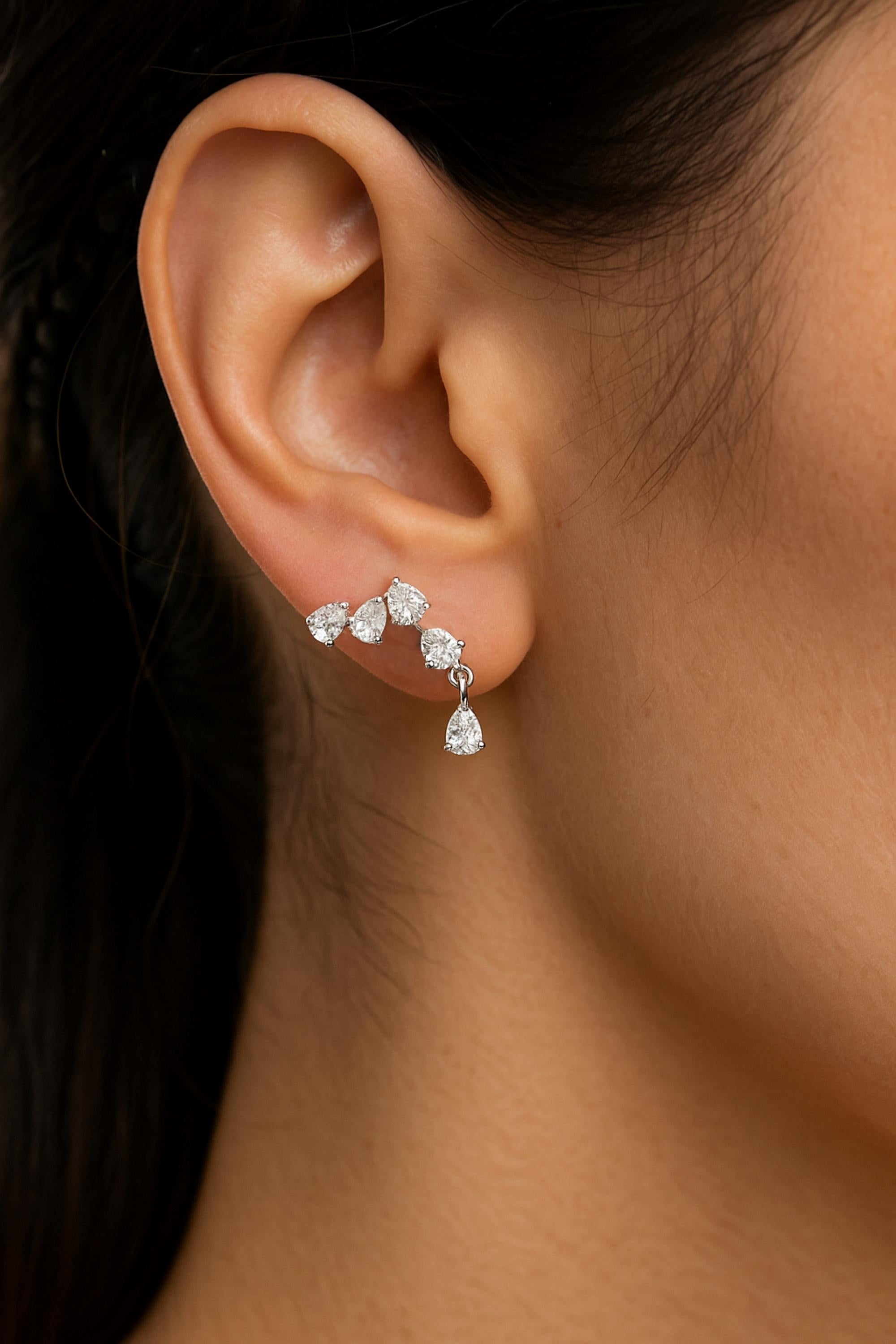 Diese 0,81 Karat SI Clarity HI Color Pear Diamond Drop Earrings aus 14 Karat Weißgold sind Tropfenohrringe mit zwei Diamanten im Birnenschliff, die im baumelnden Teil und möglicherweise im oberen und mittleren Teil hervorstechen. Die Steine sind in