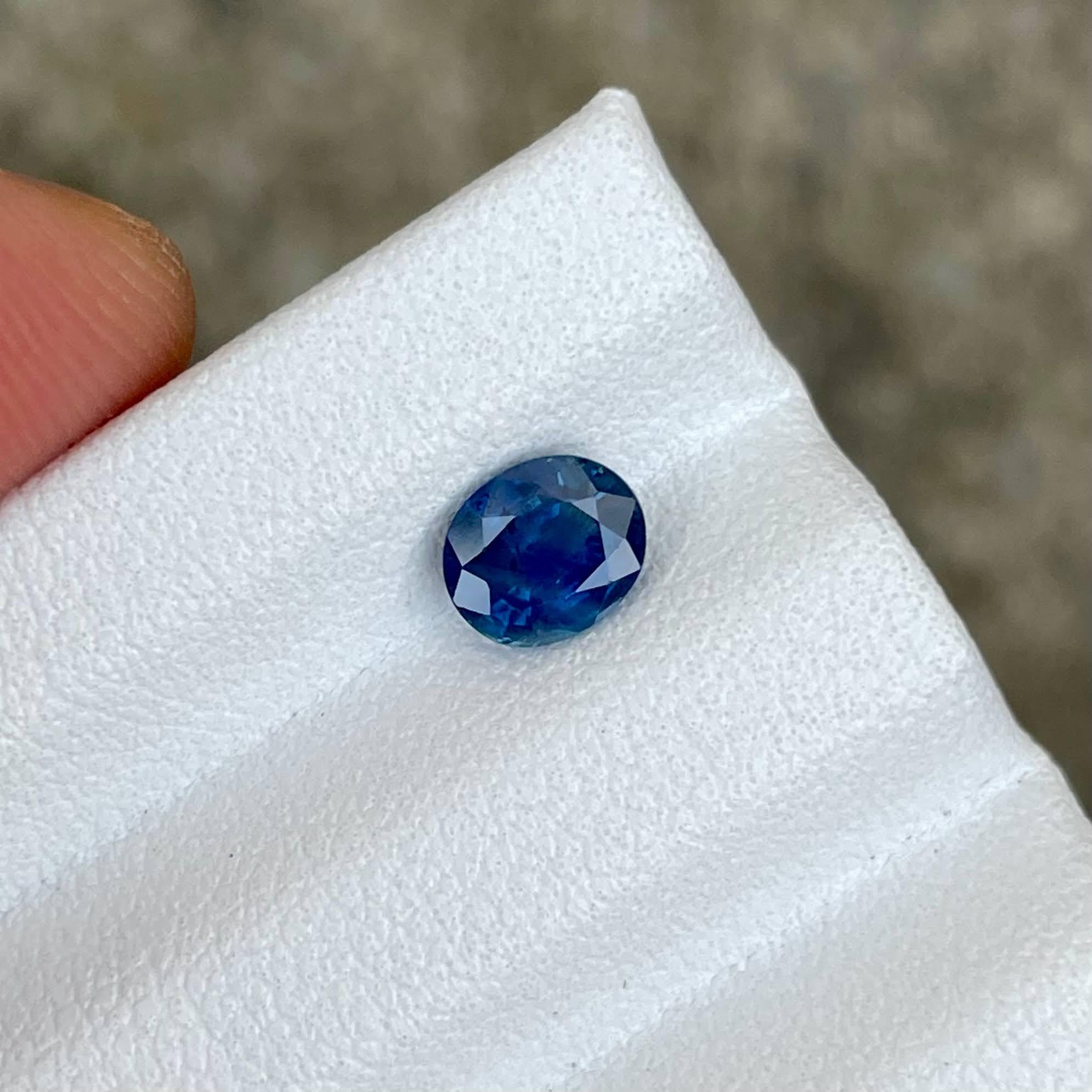 Gewicht 0,81 Karat 
Abmessungen 5,9x5,0x3,1 mm
Behandlung erhitzt 
Herkunft Sri Lanka 
Klarheit SI 
Form oval 
Facettenschliff 


Dieser exquisite blaue Saphir von 0.81 Karat ist ein wahres Wunderwerk der Natur und zeigt die feinsten Qualitäten der