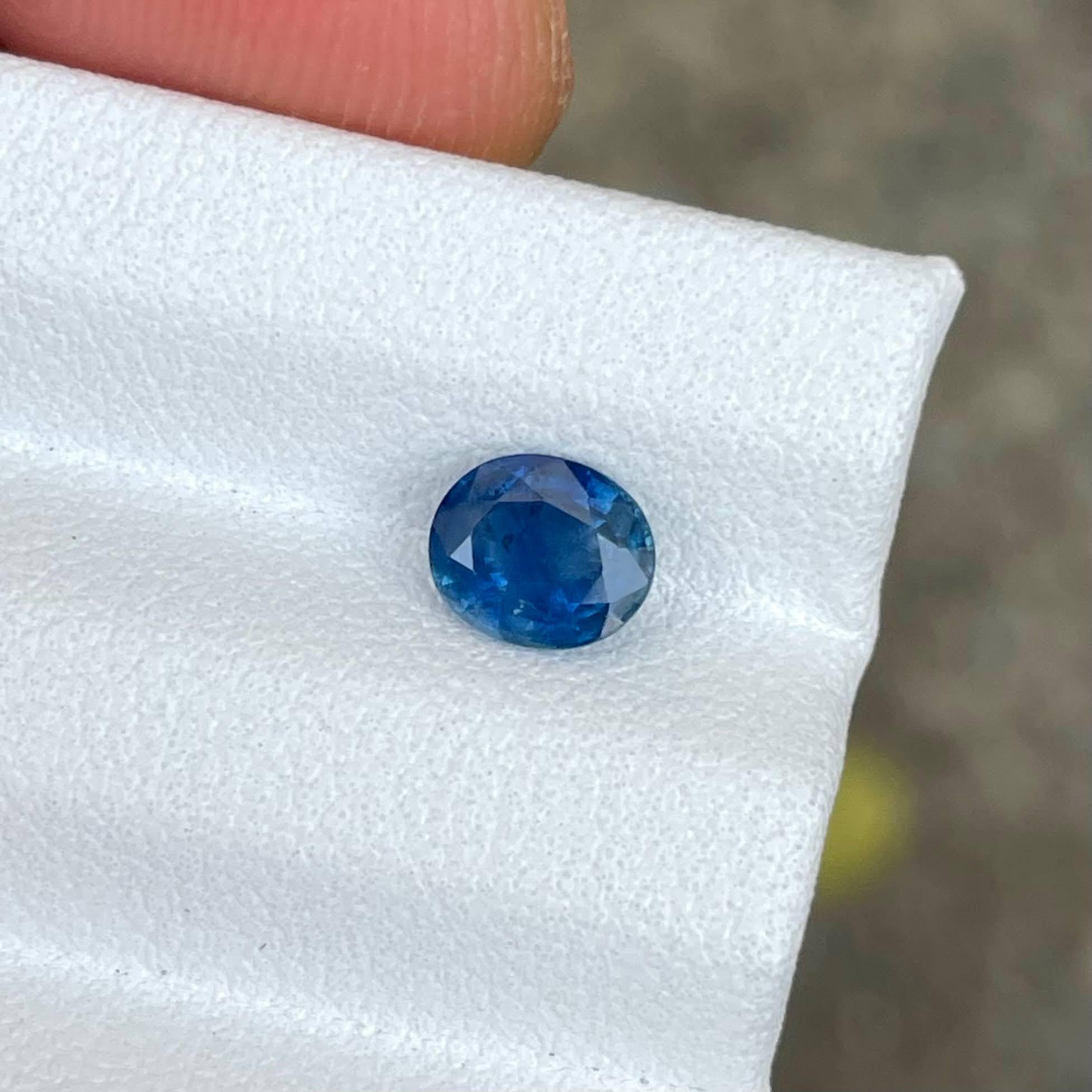 0,81 Karat Tiefblauer Saphir Stein Ovalschliff Sri Lankanischer Edelstein für Damen oder Herren im Angebot