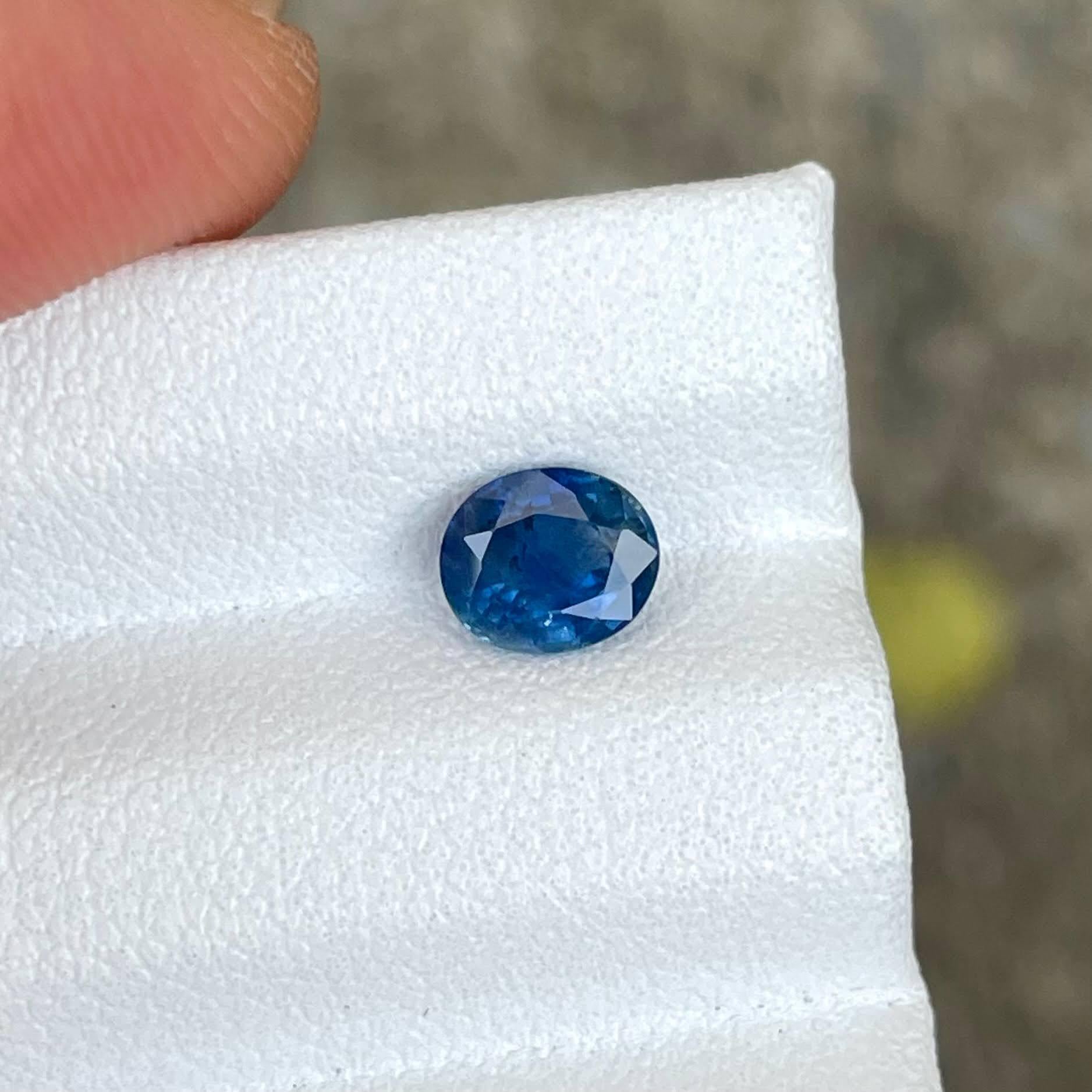 0,81 Karat Tiefblauer Saphir Stein Ovalschliff Sri Lankanischer Edelstein im Angebot 1