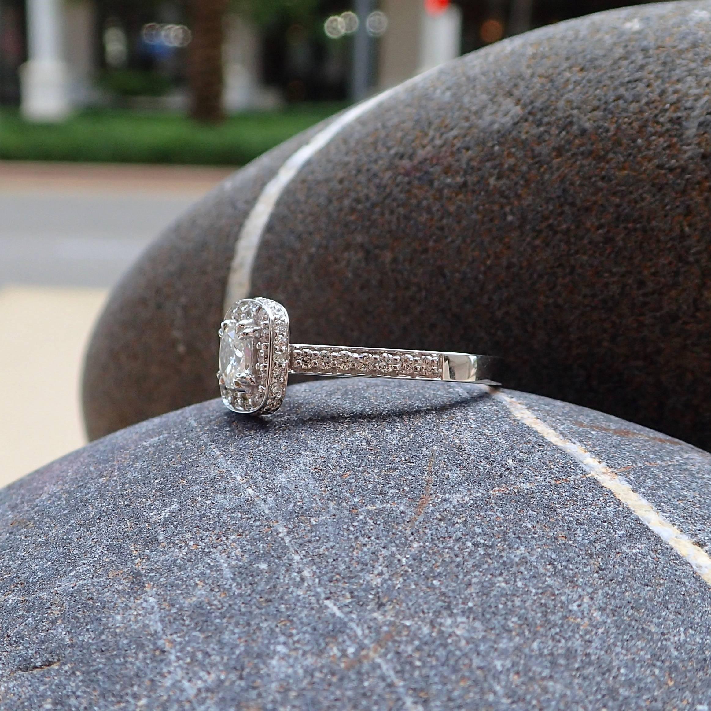 0.81 Carats of Diamond - 18k White Gold Radiant Cut Engagement Ring with Halo In New Condition For Sale In Coral Gables, FL