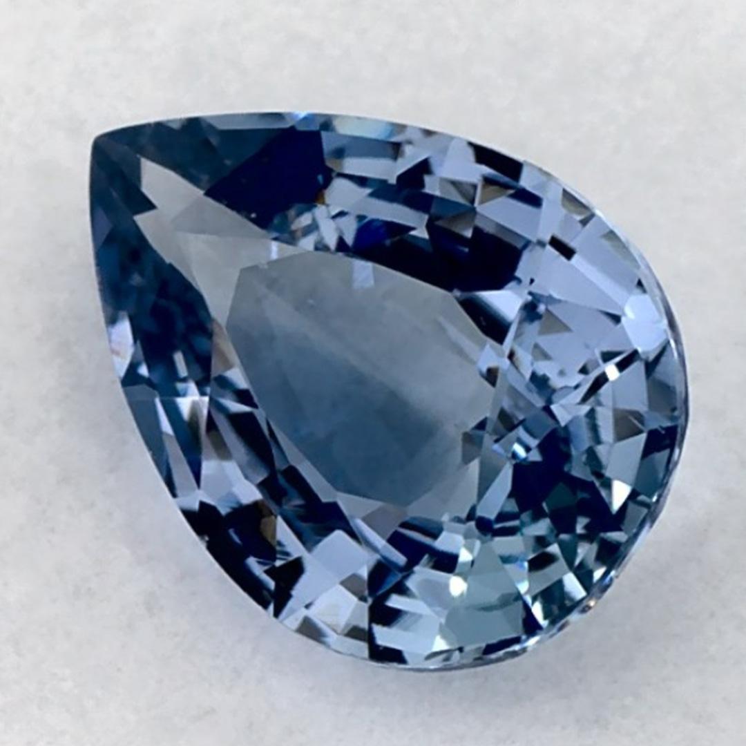 Questo zaffiro blu naturale offre eleganza e raffinatezza. Con la sua ricca saturazione del colore e il taglio preciso, è il centro perfetto per un anello di fidanzamento o un design di gioielli di lusso.

Questo zaffiro proviene dallo Sri Lanka