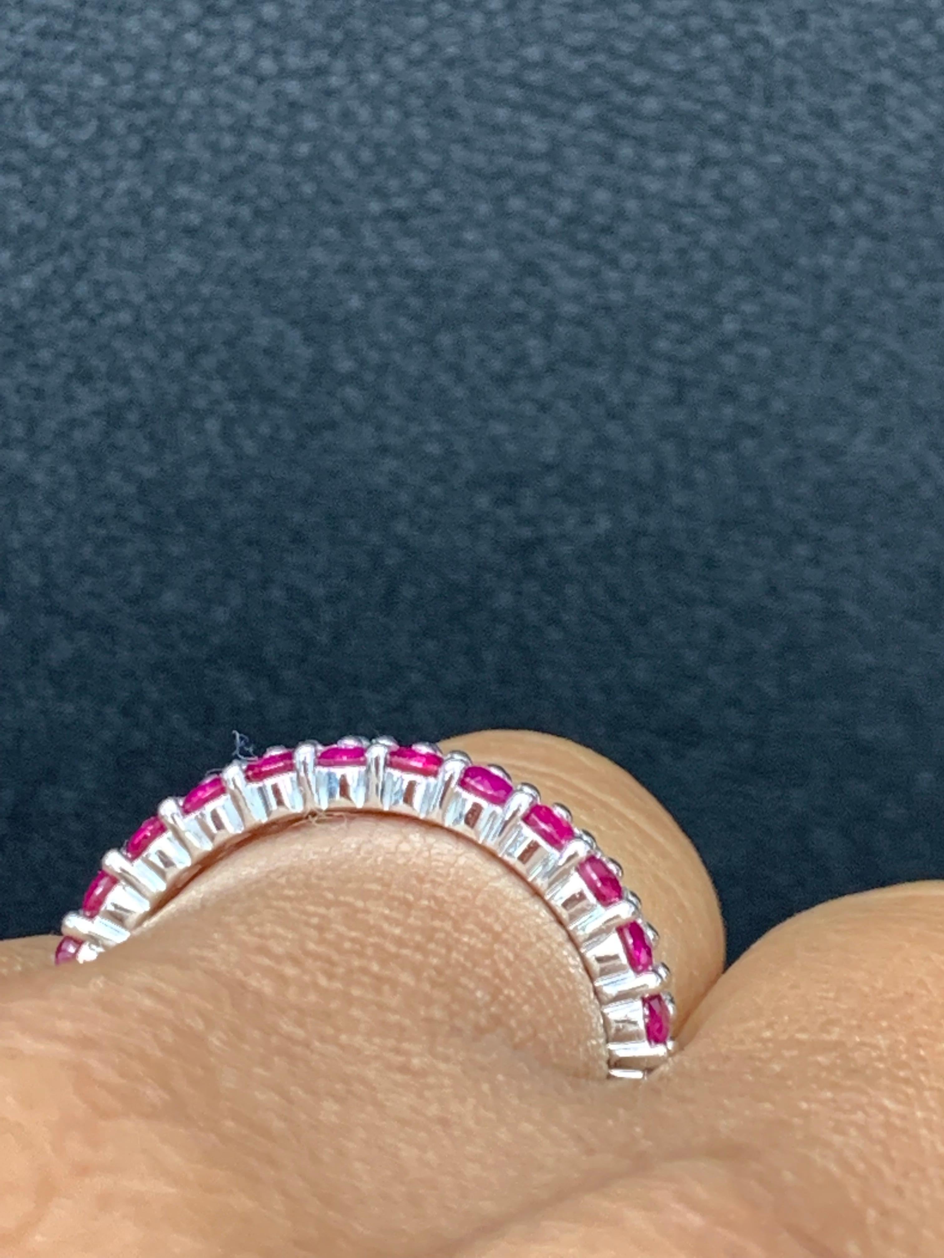 Anello a doppia fila di rubini e diamanti da 0,81 carati di forma rotonda in oro bianco 14 carati in vendita 1
