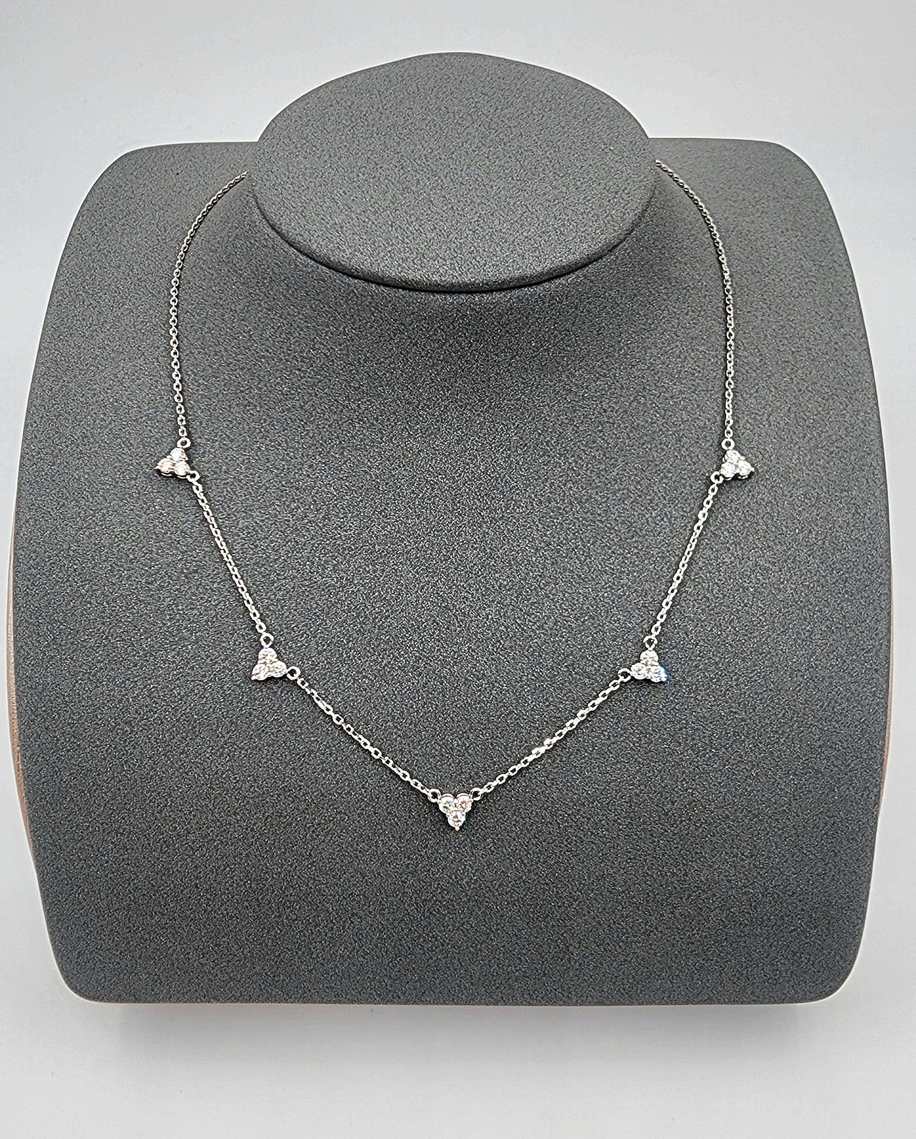 Diese raffinierte Halskette ist ein Beispiel für hervorragende Handwerkskunst. Er besteht aus 15 weißen Diamanten im Rundschliff von 0,81 Karat mit einer Reinheit von VS2/SI1 und einem Farbwert von F/G. Die Diamanten sind elegant in 14-karätigem