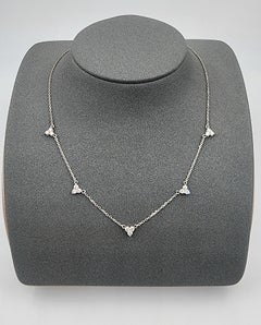 Ravissant collier de 0,81 ct en or jaune 14k à trois diamants