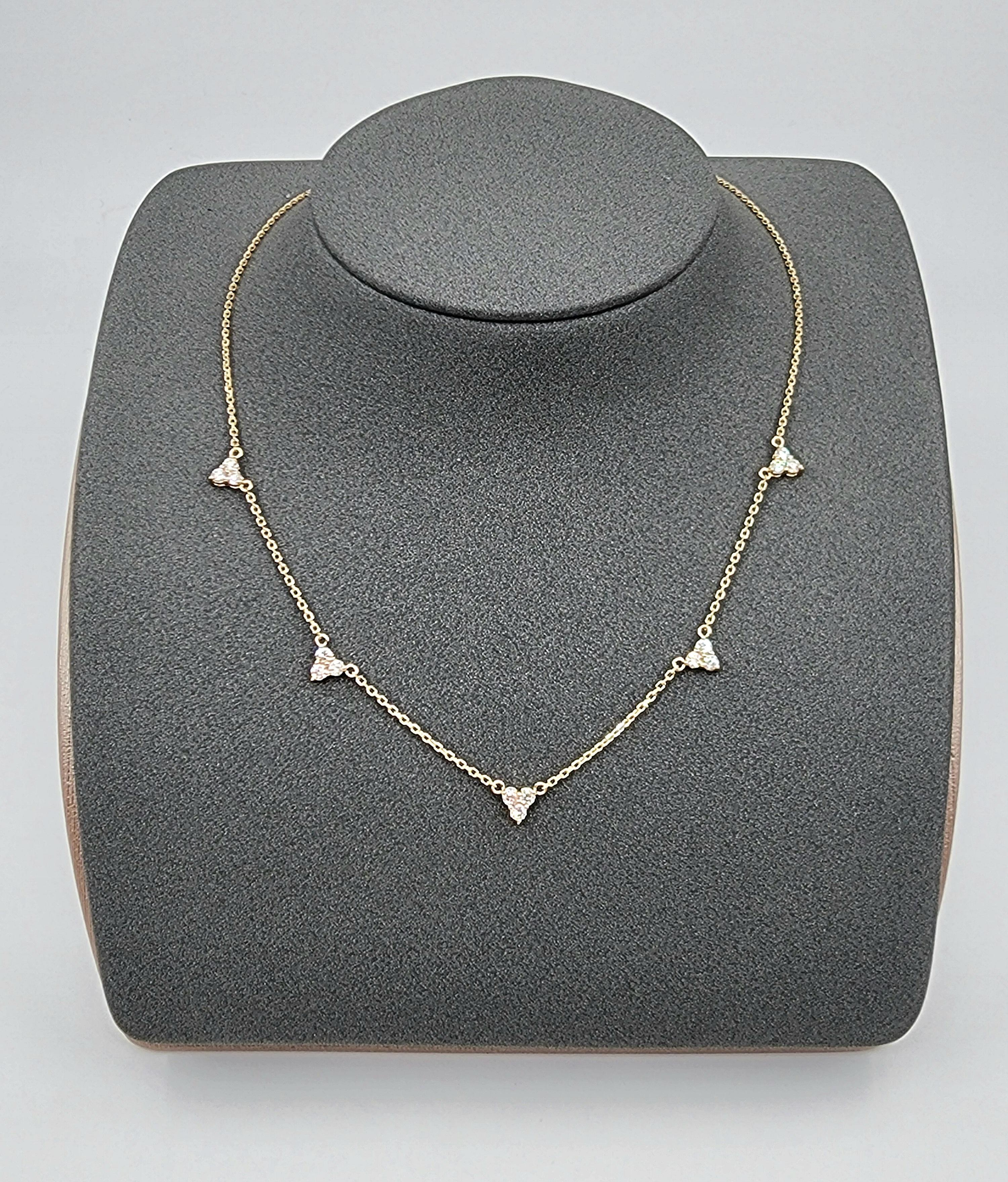 Questa bellissima collana è un girocollo regolabile di 18 pollici in oro giallo 14k con diamanti. Presenta 15 diamanti a taglio rotondo per un peso di 0,81 carati, con una gradazione di colore F/G e una purezza VS2/SI1. Un pezzo moderno realizzato