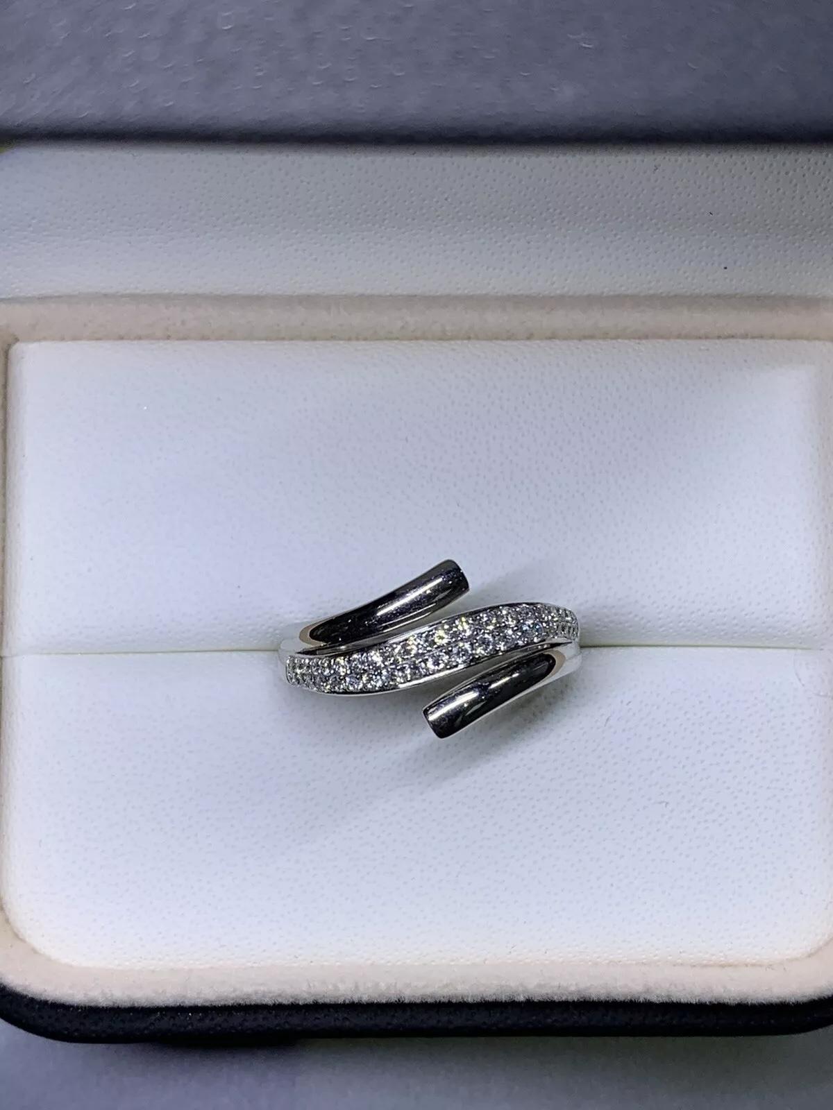 0.81ct Diamond Engagement Ring Wedding band double twist In 18K White Gold.
Chunky diamond twisted wishbone style wedding band in 18ct white gold.
Diamond pave setting with split wedding band style.
Diamond F colour VVS1 clarity.
Hallmarked.
The