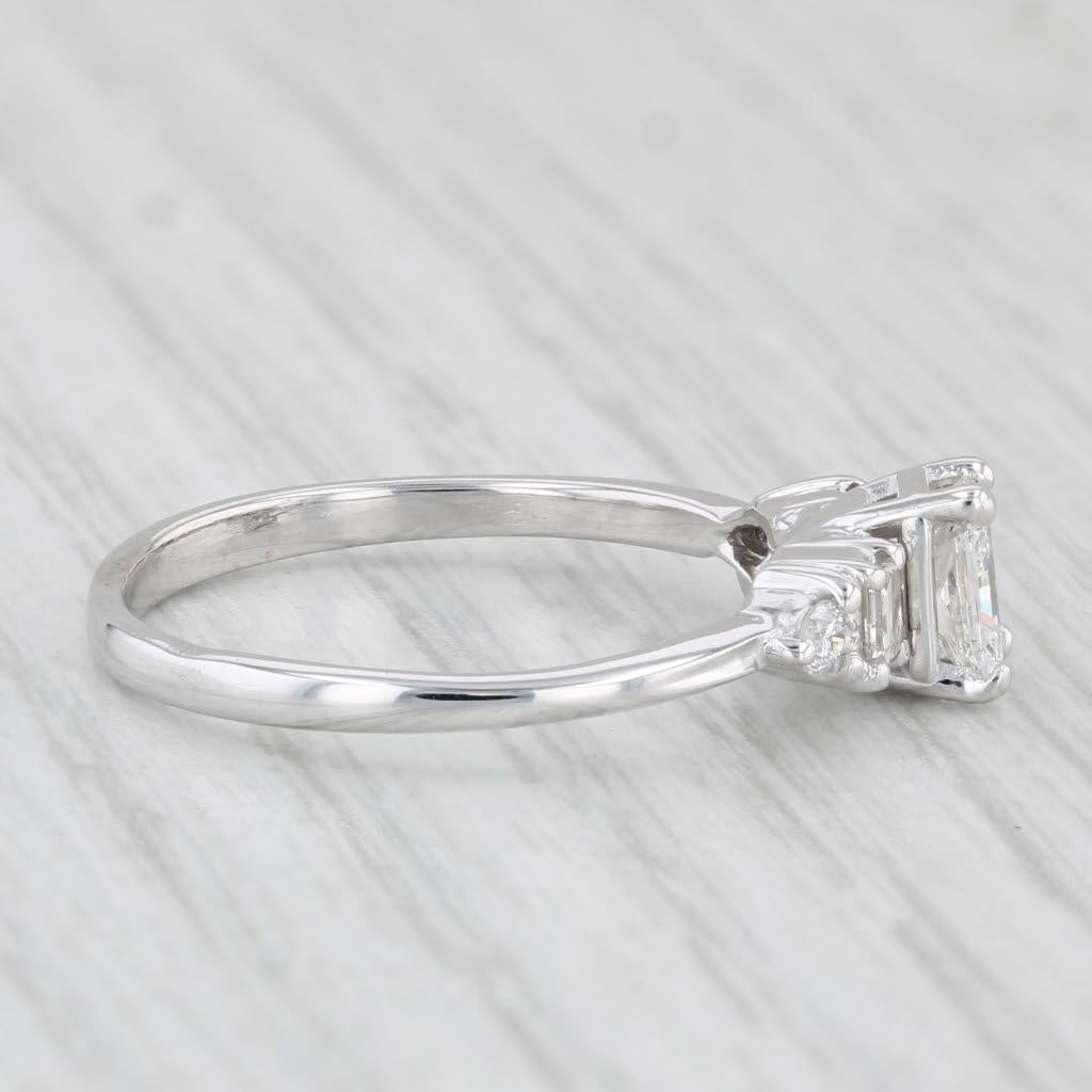 Informationen zu Edelsteinen:
- Natürlicher Diamant -
Karat - 0,50ct 
Schliff - Radiant-Schliff Rechteck-Brillant
Farbe - E - F
Reinheit - SI2 

- Natürliche Diamanten -
Karat gesamt - 0,24ctw
Schnitt - Stufenschnitt Rechteck
Farbe - G - H
Reinheit