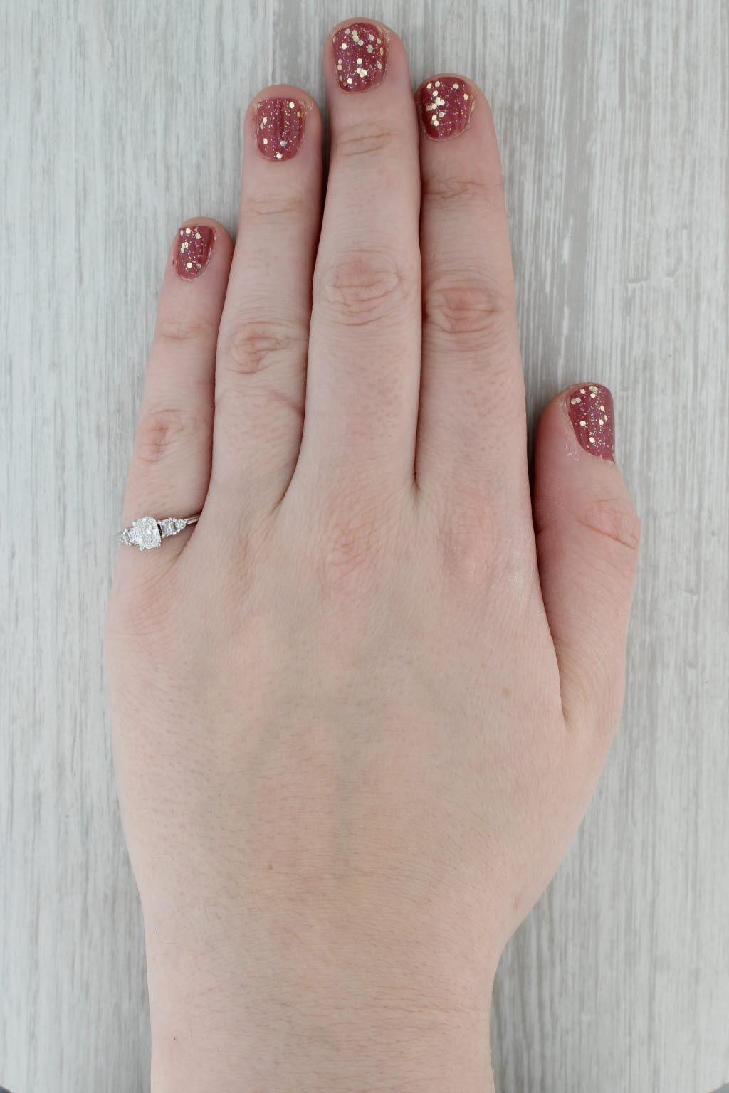0,81 Karat Diamant-Verlobungsring aus 18 Karat Weißgold Größe 7 im Angebot 1