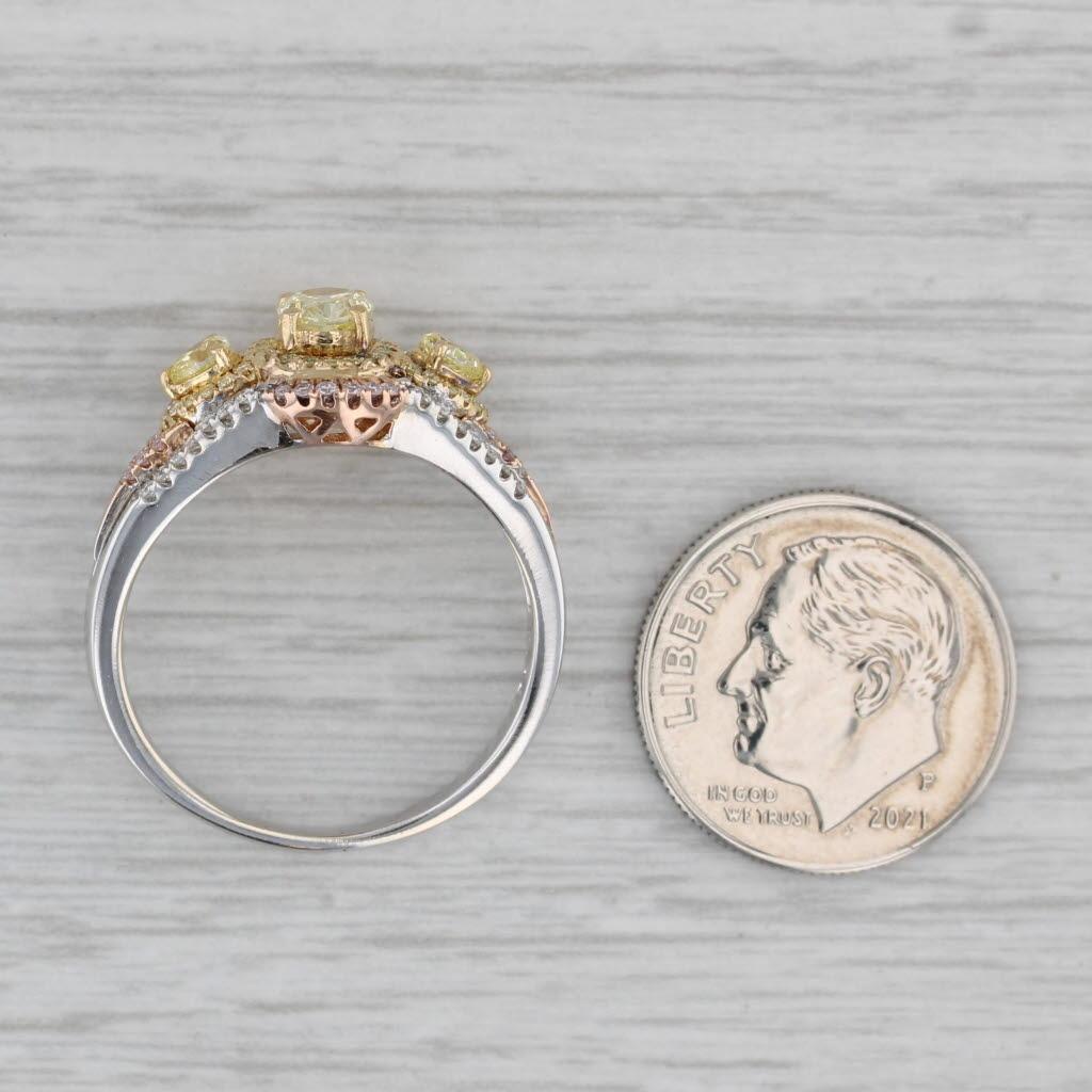 Edelstein-Informationen: Natürliche Diamanten - 0,81ctw
- Zentrum -
Karat - 0,44ct
Schnitt - Oval
Farbe - Fancy Gelb
Reinheit - SI2

- Seiten -
Karat gesamt -  0,15ctw
Schliff - Birnenbrillant
Farbe - Fancy Gelb
Klarheit - VS2

- Seiten -
Karat