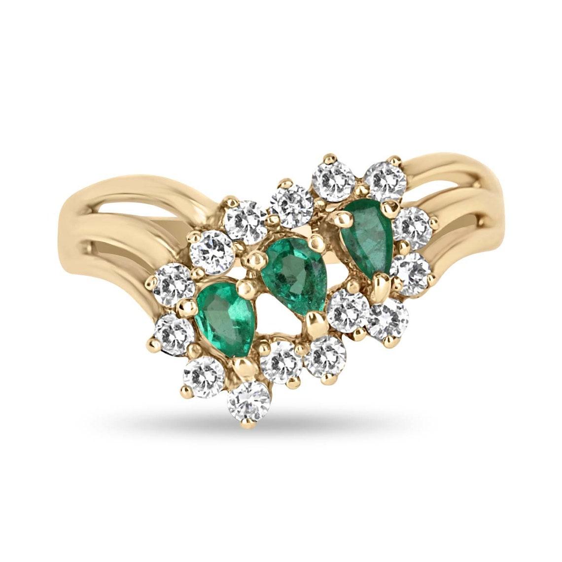 0.81tcw 18K Colombian Emerald Pear Cut & Diamond Triplet Gold Ring In New Condition For Sale In Jupiter, FL