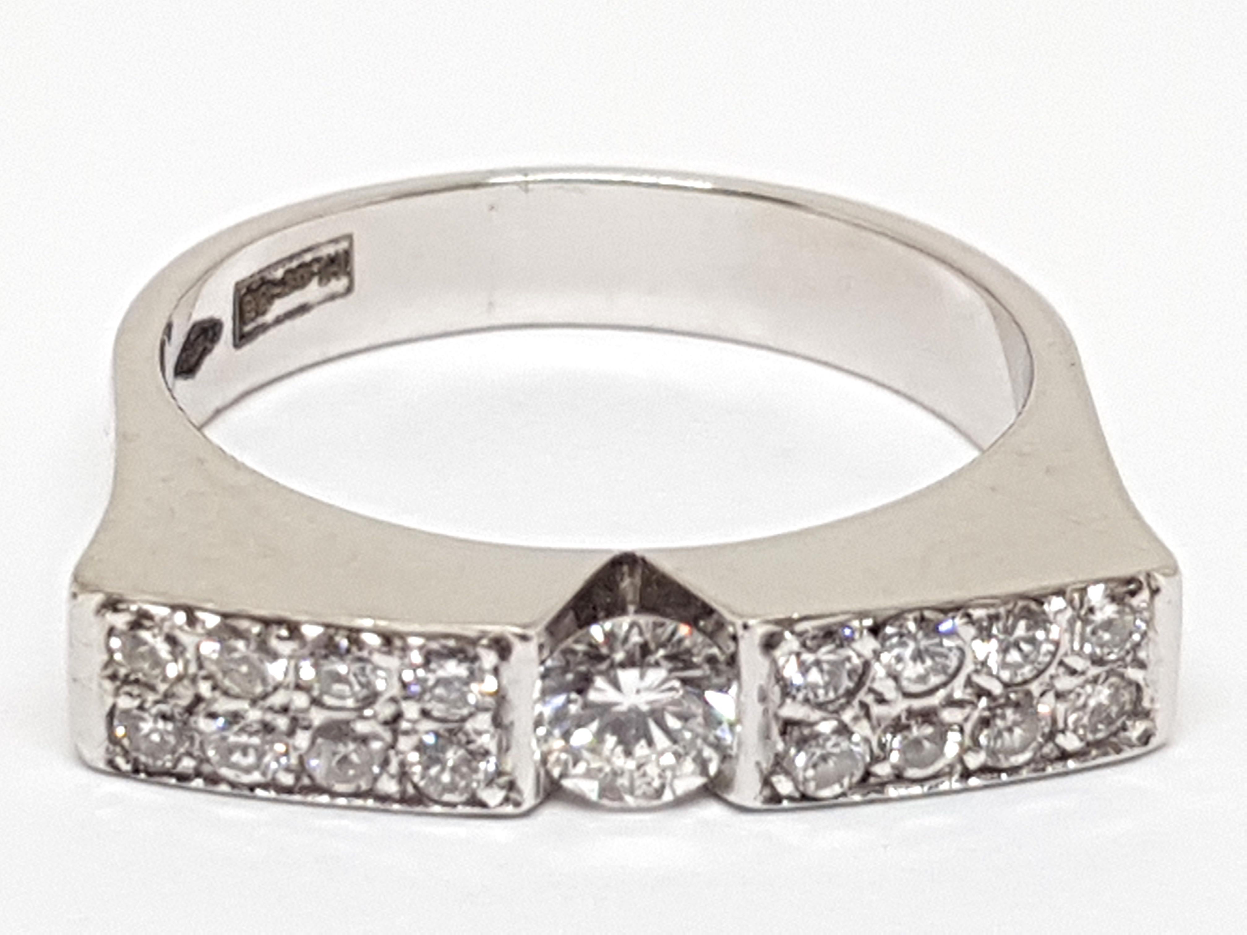 Round Cut 0.82 Carat 18 Karat White Gold Diamond Ring For Sale