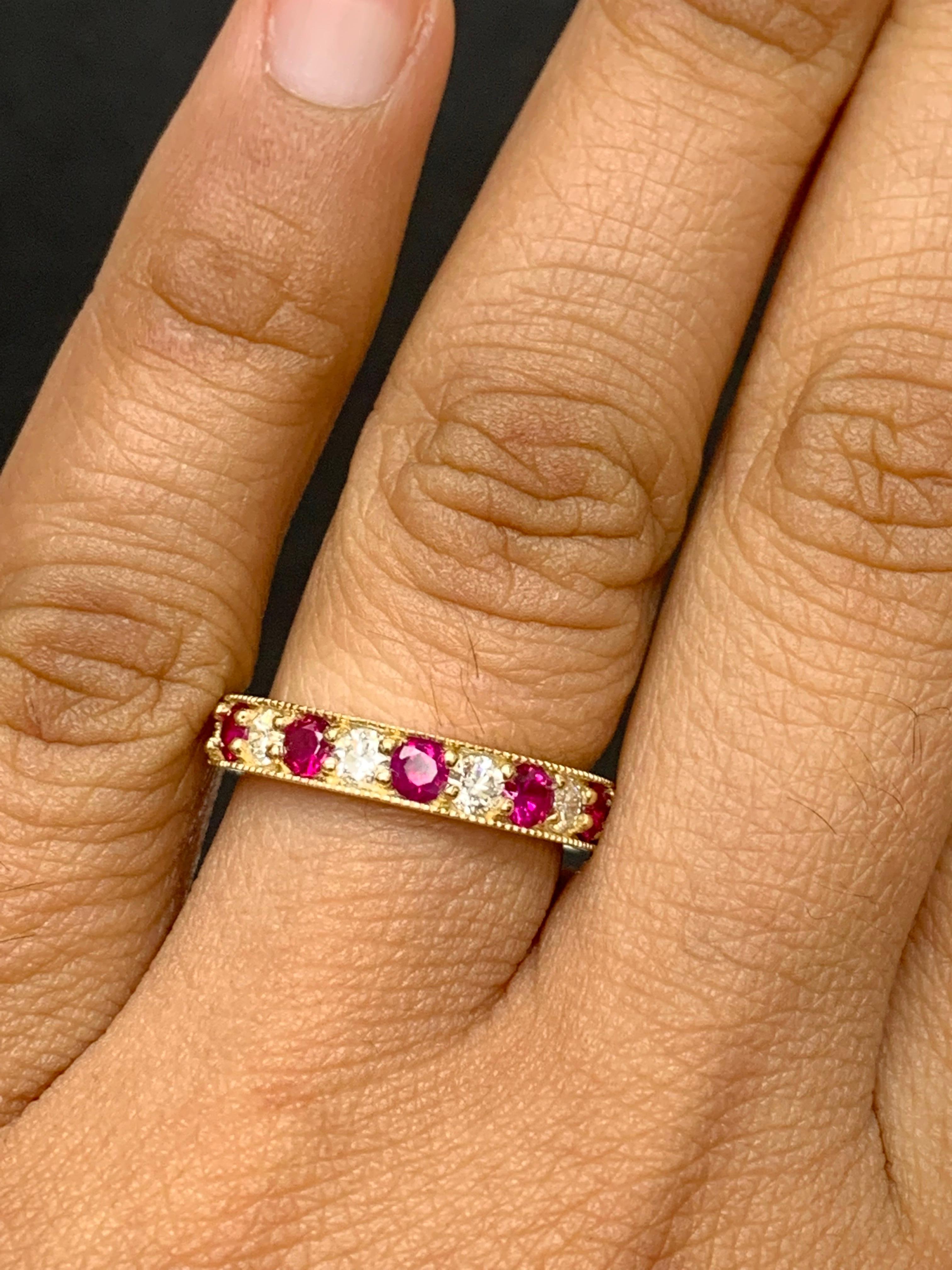 Hecha a mano a la perfección, exhibe rubíes talla brillante ricos en color que alternan elegantemente con diamantes talla brillante en un engaste de oro amarillo de 14k. 
Los 6 rubíes pesan 0,82 quilates en total y los 5 diamantes 0,50 quilates en