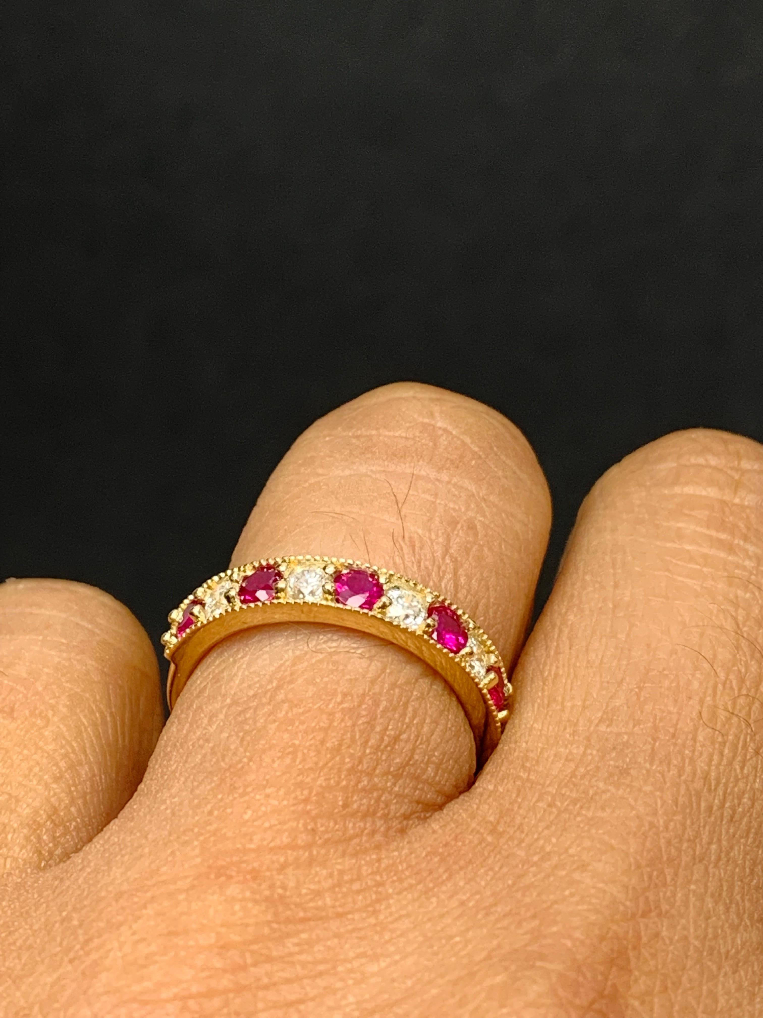 0,82 Karat Brillantschliff Rubin und Diamantband aus 14K Gelbgold (Zeitgenössisch) im Angebot