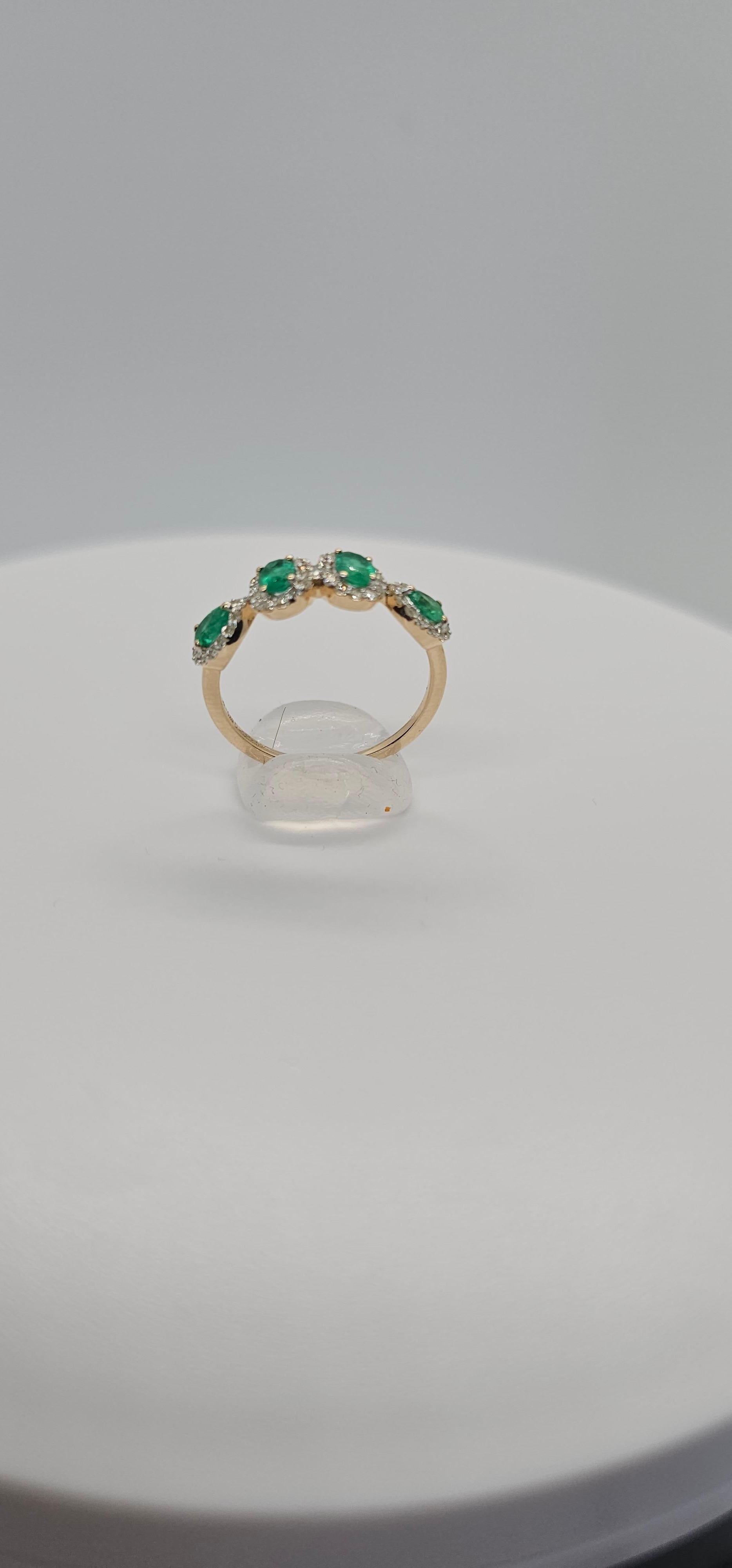 Peso totale: 2,08 grammi
Smeraldi colombiani: 0,59 carati / 4 pezzi
Diamanti Nature: 0,23 carati / 56 pezzi

Lasciati conquistare dall'accattivante eleganza di questo anello con smeraldo colombiano da 0,82 carati, dove quattro splendidi smeraldi