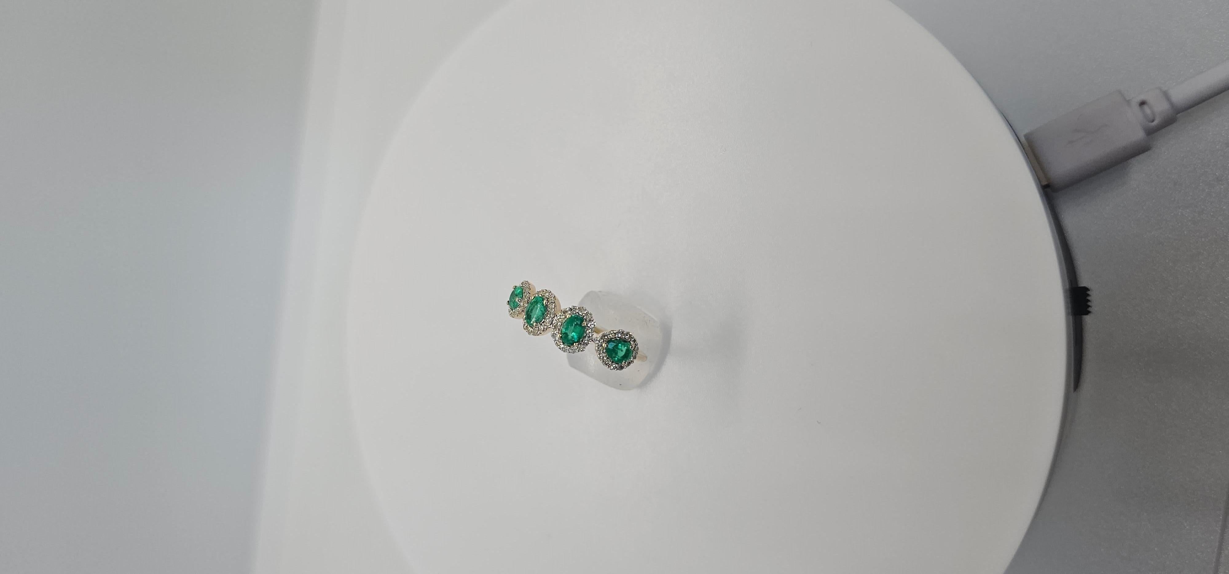 Anello in oro con smeraldo colombiano da 0,82 carati e diamanti naturali a raggiera In condizioni Nuovo in vendita a New York, NY