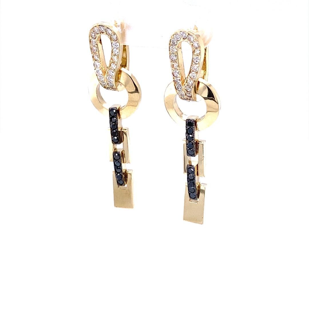 Contemporary 0.82 Carat Diamond Yellow Gold Dangle Earrings For Sale