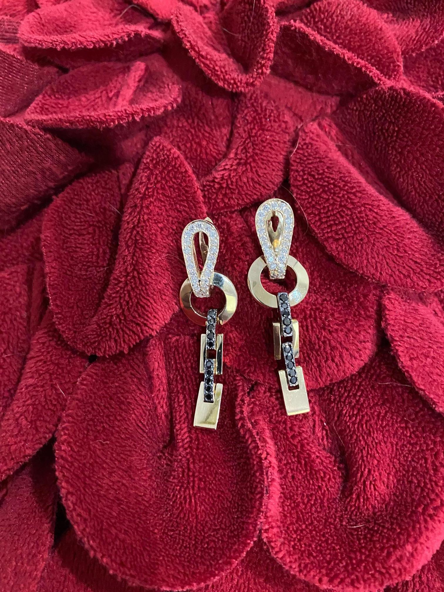 Taille ronde Boucles d'oreilles pendantes en or jaune avec diamant de 0,82 carat en vente