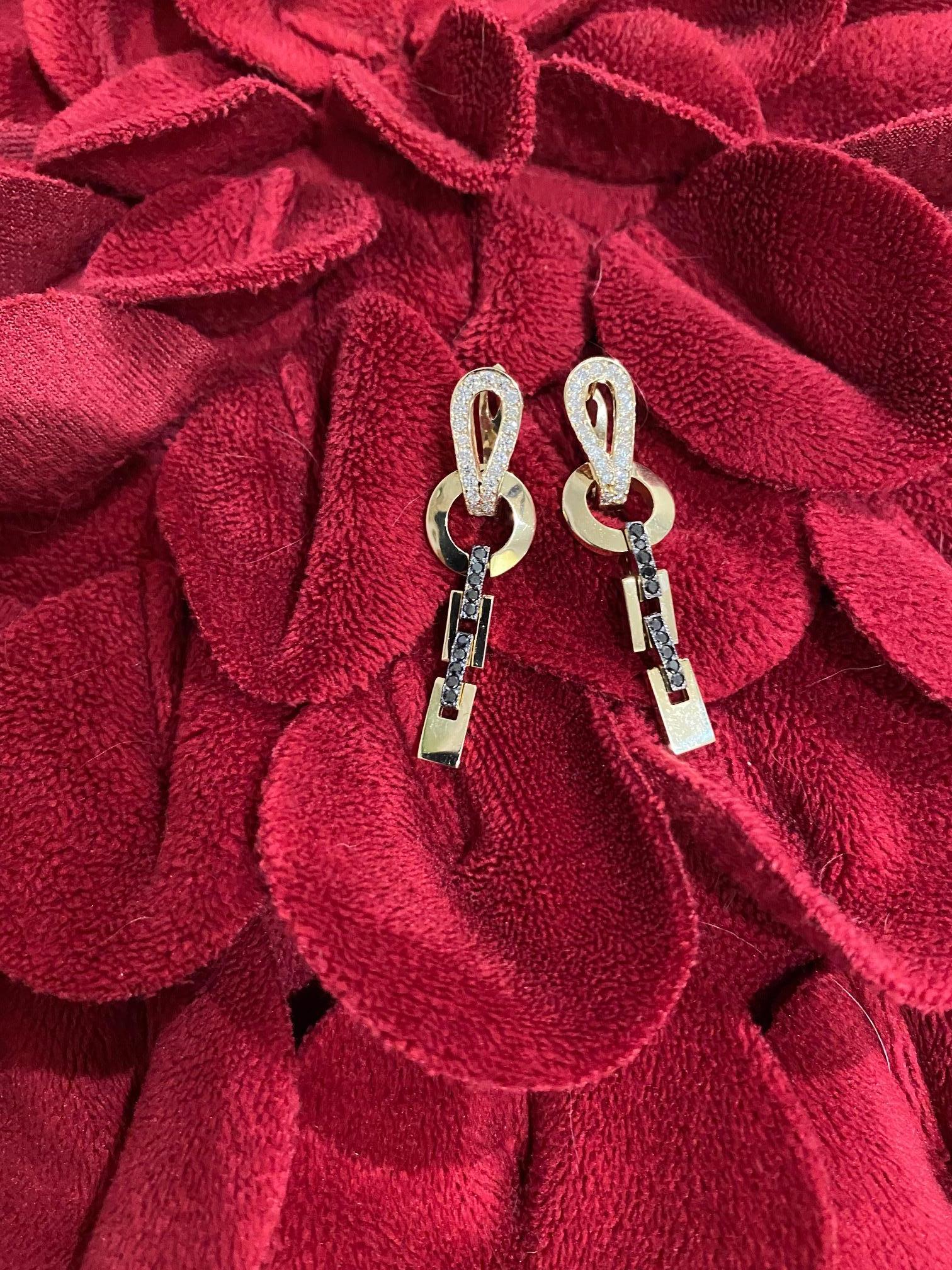0.82 Carat Diamond Yellow Gold Dangle Earrings In New Condition For Sale In Los Angeles, CA