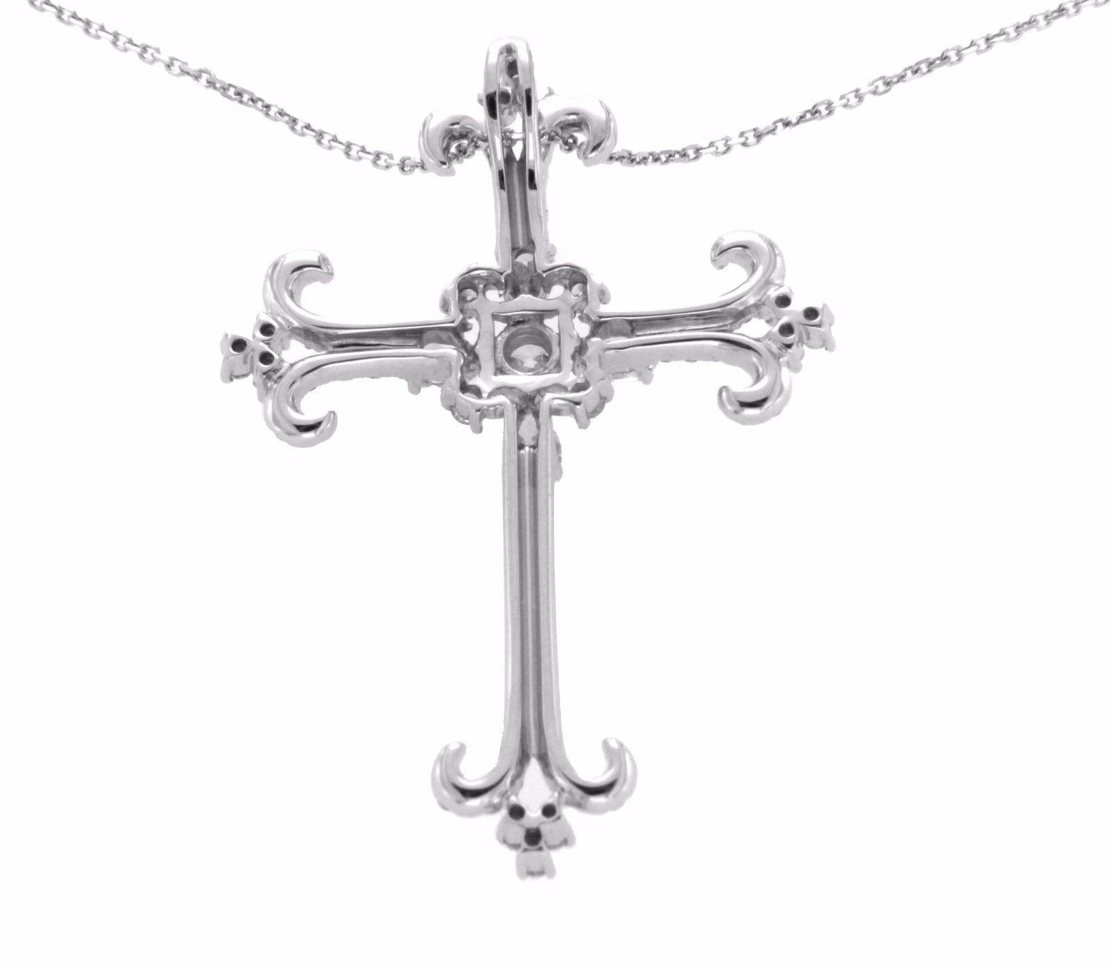 0.82 Carat Diamond 18 Karat White Gold Cross Pendant W/H 14 Karat Chain Necklace In Excellent Condition For Sale In Los Angeles, CA